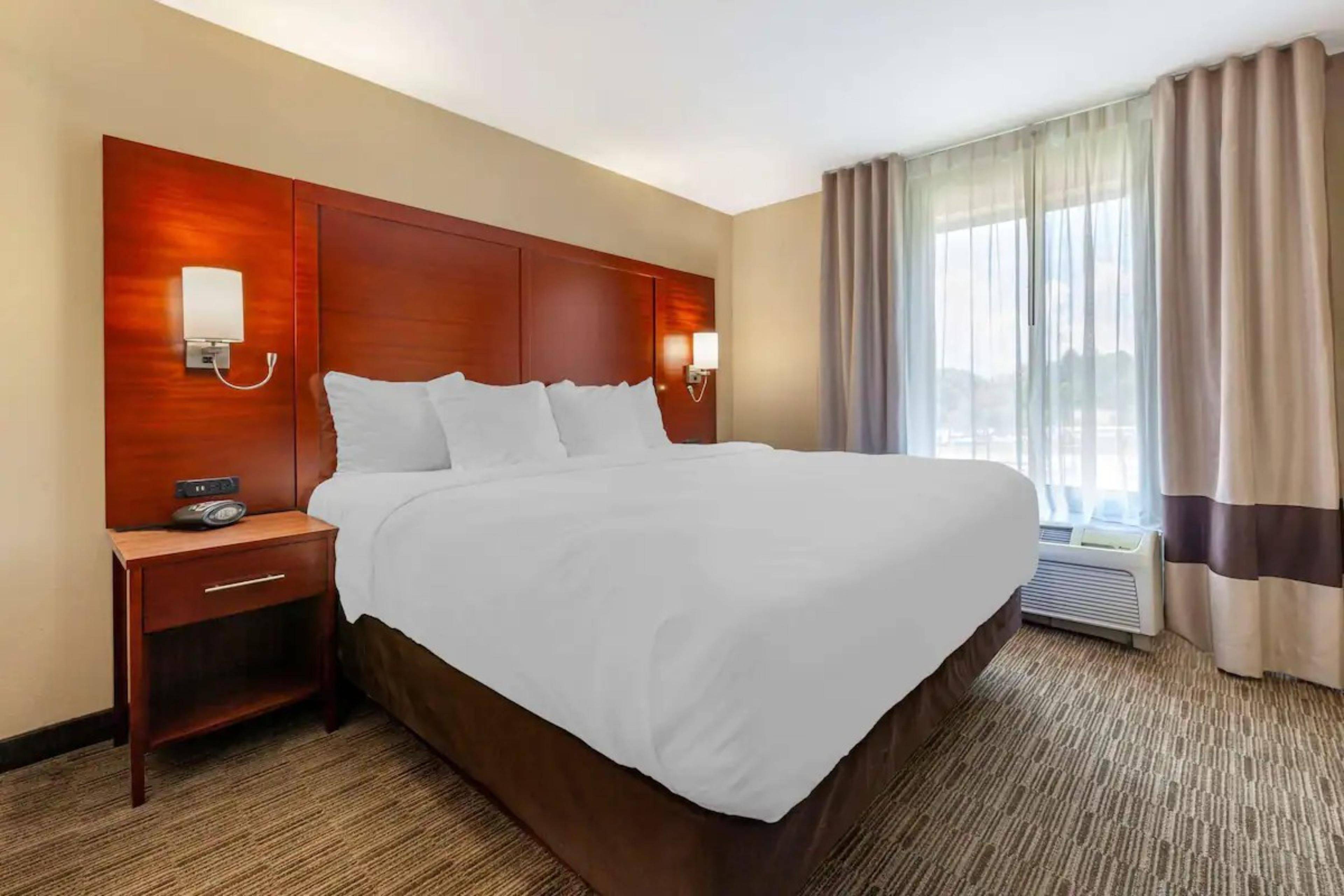 Holiday Inn Express & Suites Milwaukee NW – Park Place, an IHG Hotel
