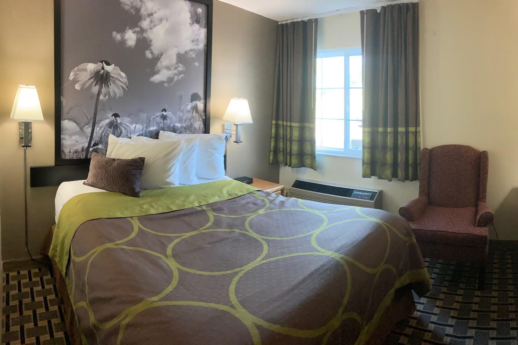 Super 8 by Wyndham Chisago City