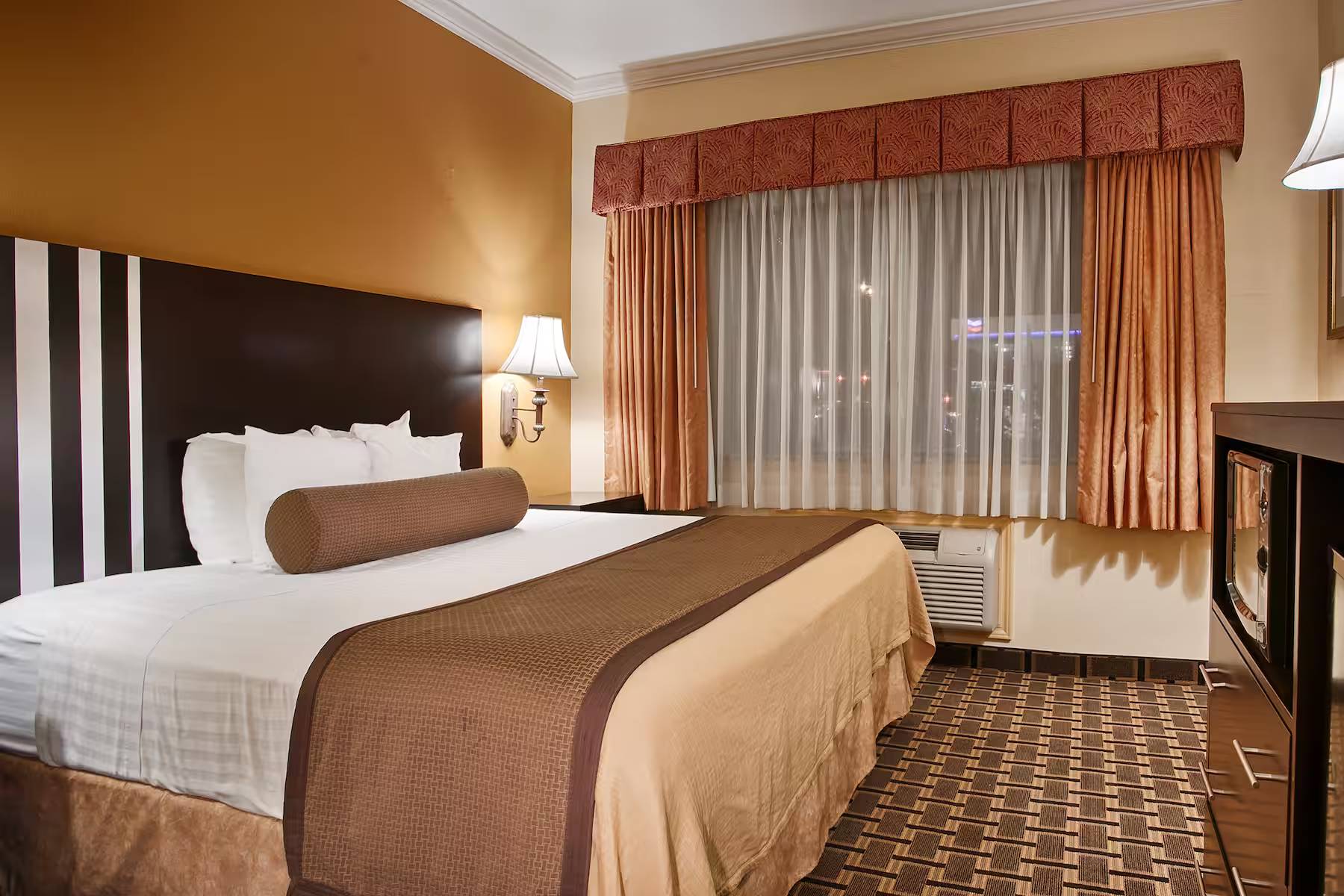 Days Inn & Suites by Wyndham Sam Houston Tollway