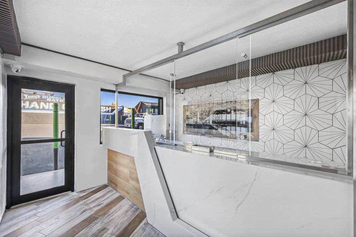 Hotel OPUS Bronx Near Bay Plaza Mall