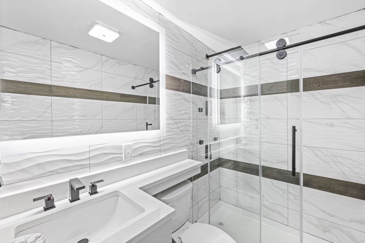 Hotel OPUS Bronx Near Bay Plaza Mall