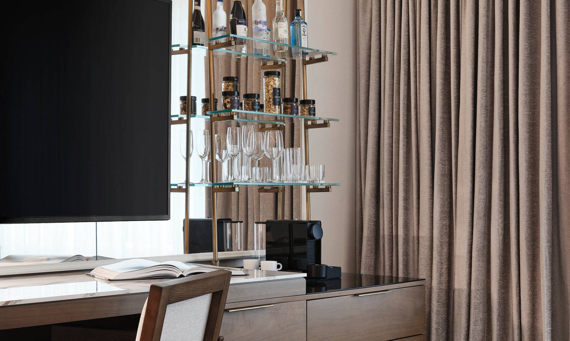 Vogue Hotel Montreal Downtown, Curio Collection by Hilton