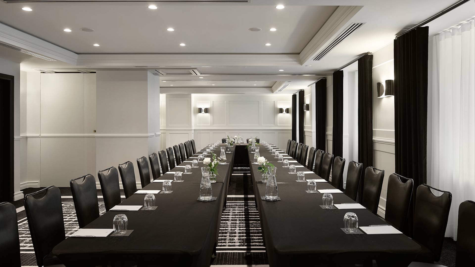 Vogue Hotel Montreal Downtown, Curio Collection by Hilton