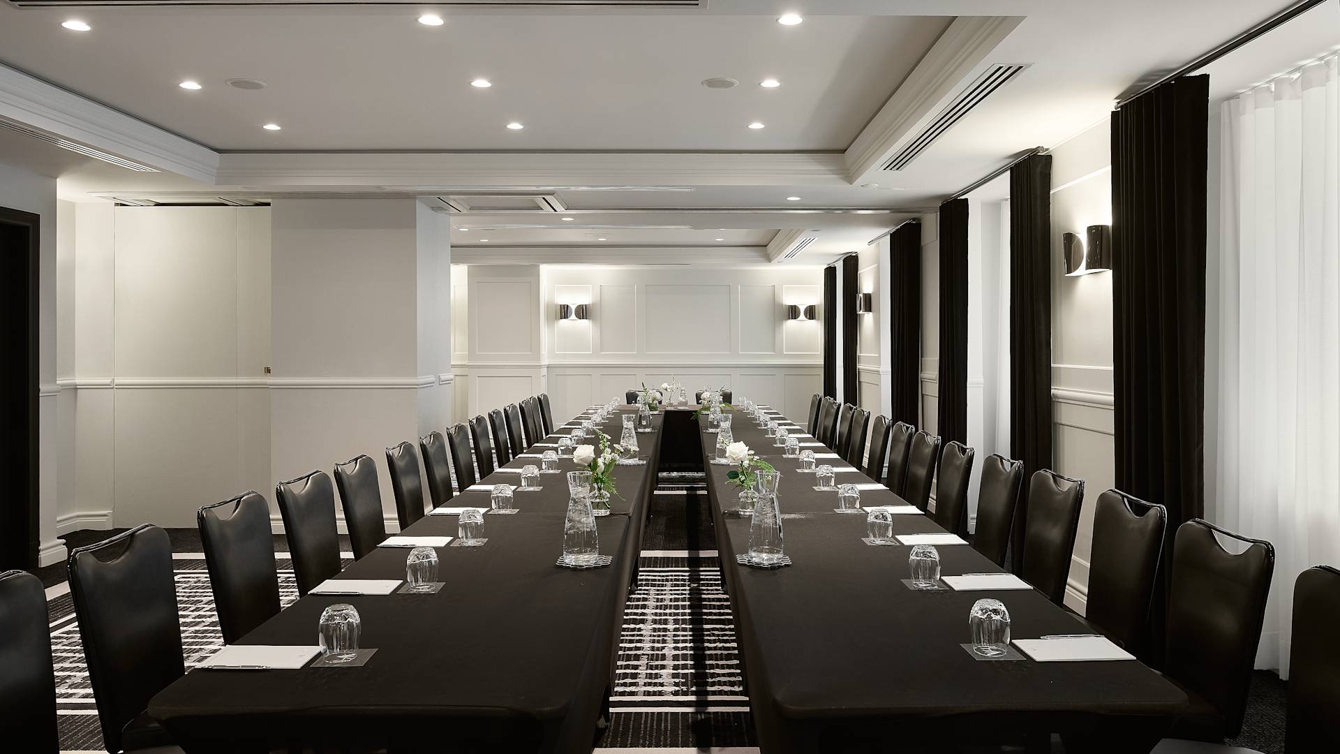 Vogue Hotel Montreal Downtown, Curio Collection by Hilton