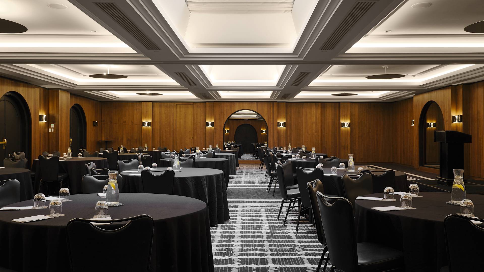 Vogue Hotel Montreal Downtown, Curio Collection by Hilton