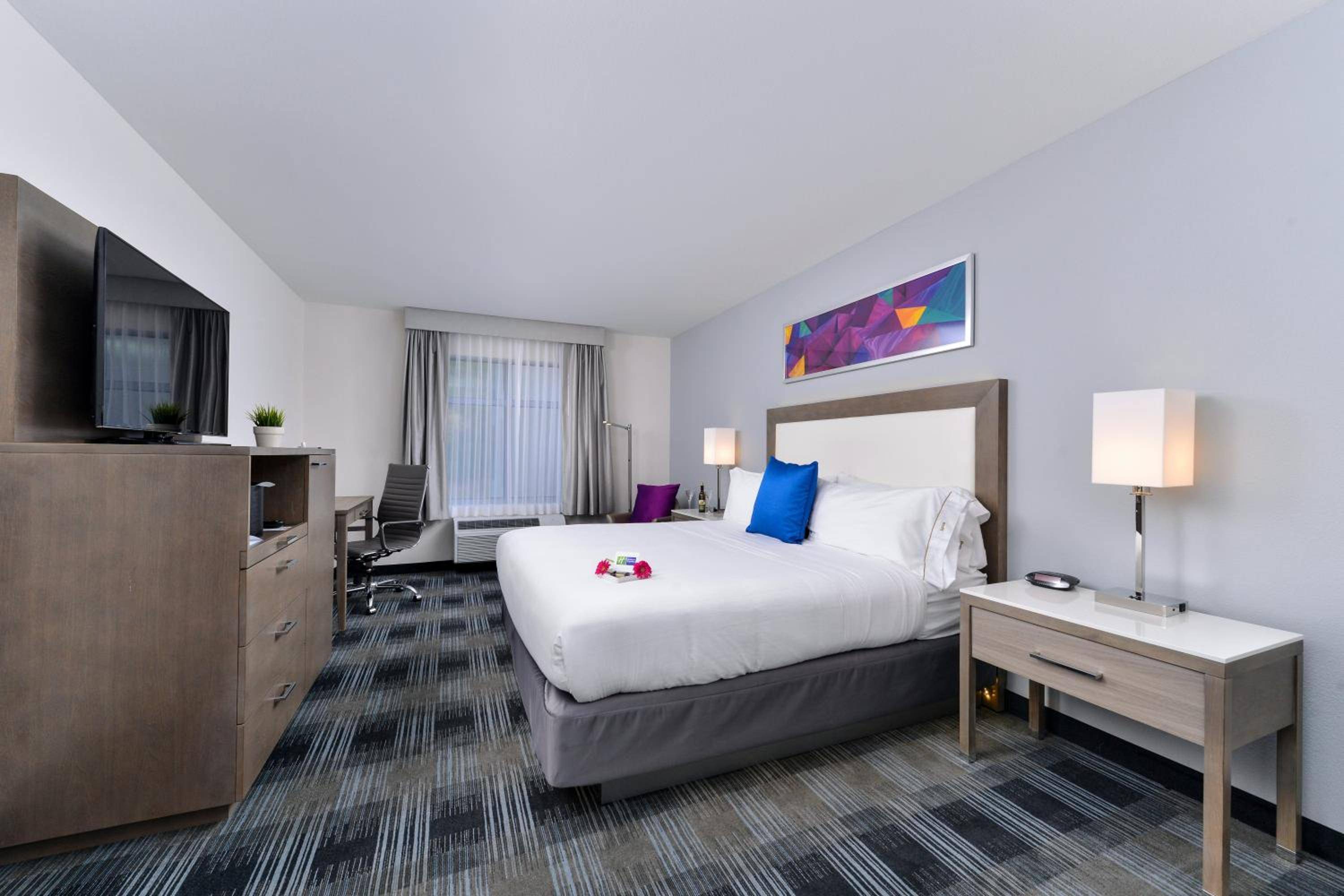 Holiday Inn Express & Suites San Diego - Mission Valley, an IHG Hotel