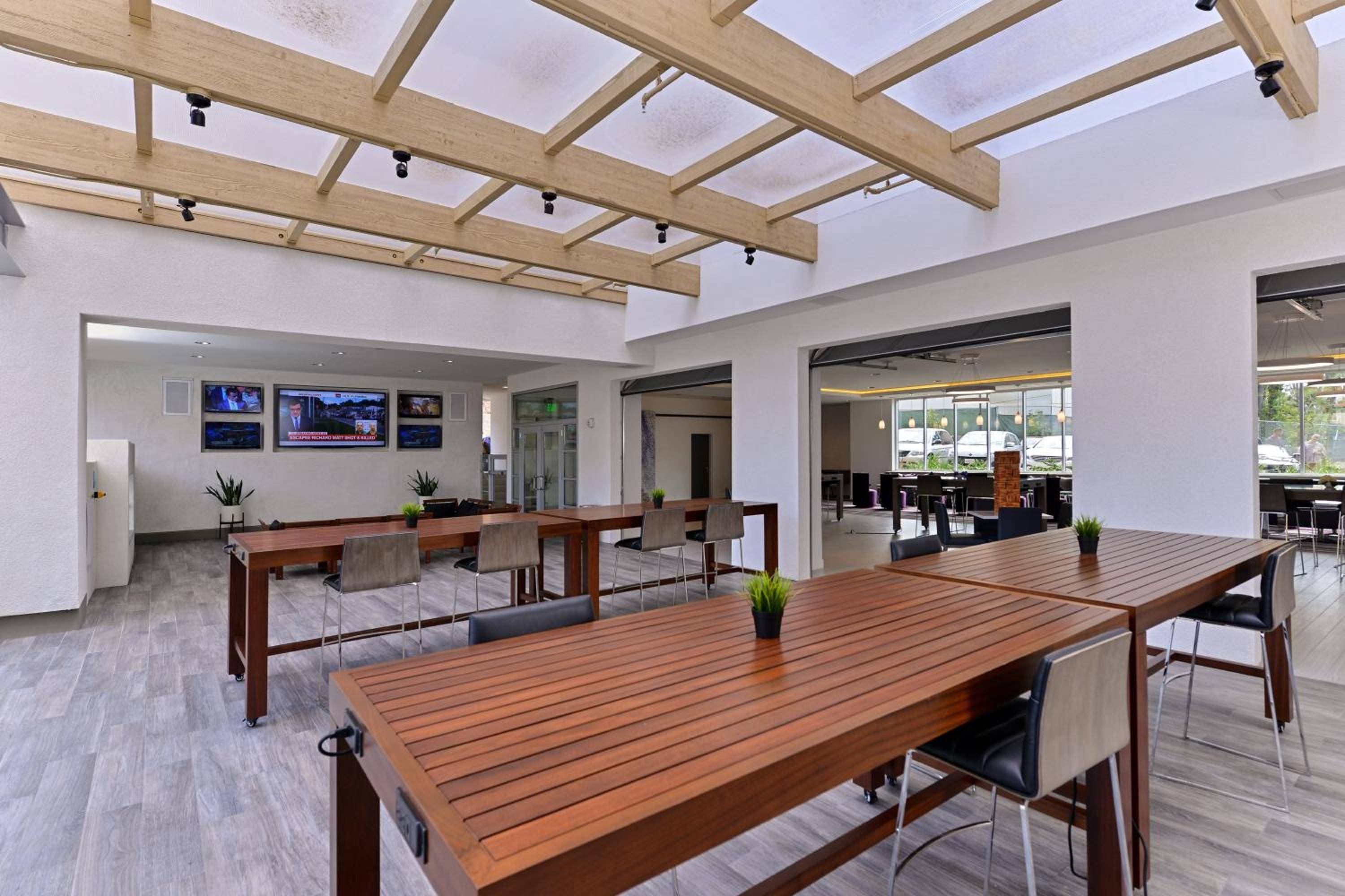 Holiday Inn Express & Suites San Diego - Mission Valley, an IHG Hotel