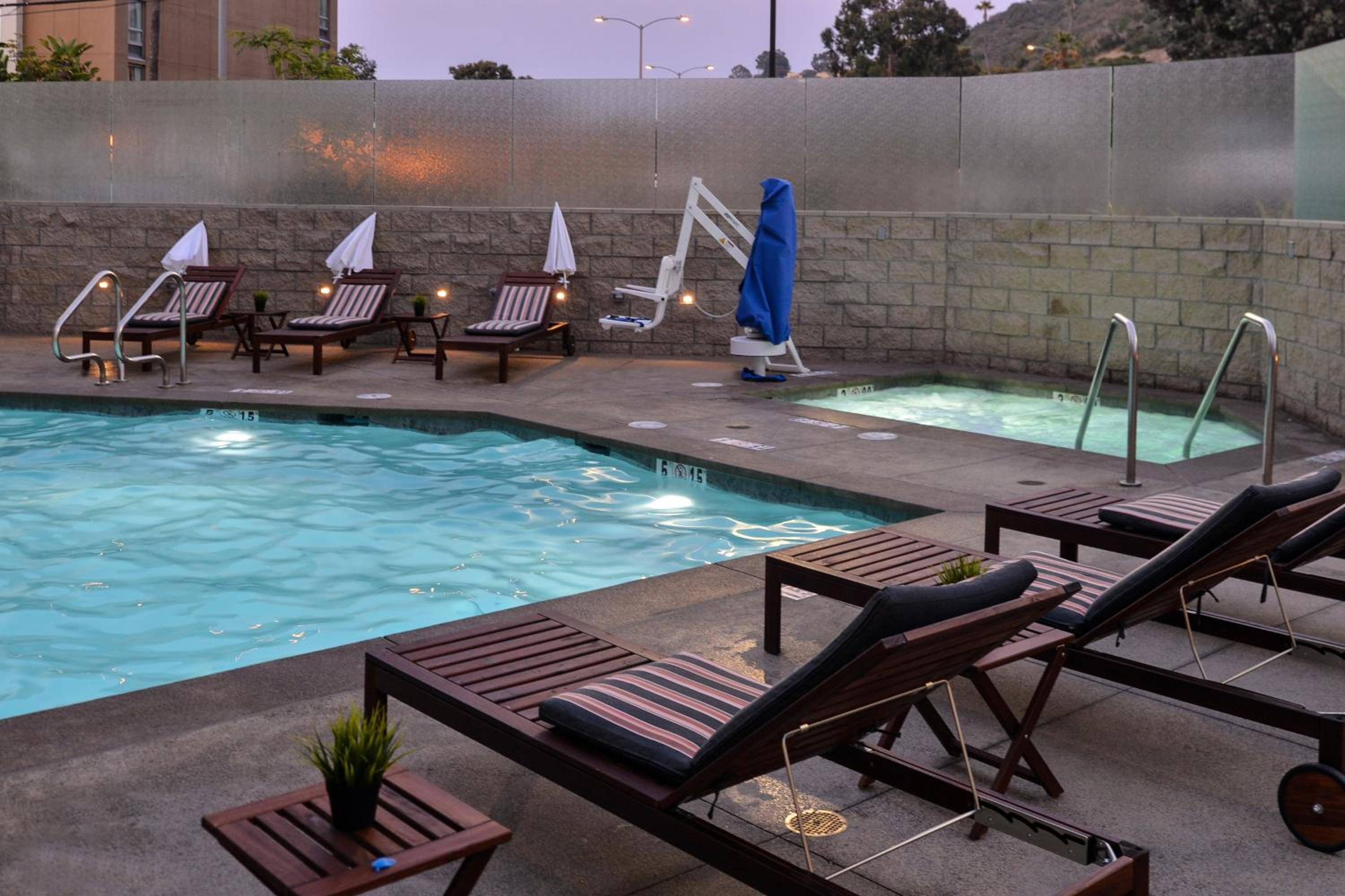 Holiday Inn Express & Suites San Diego - Mission Valley, an IHG Hotel