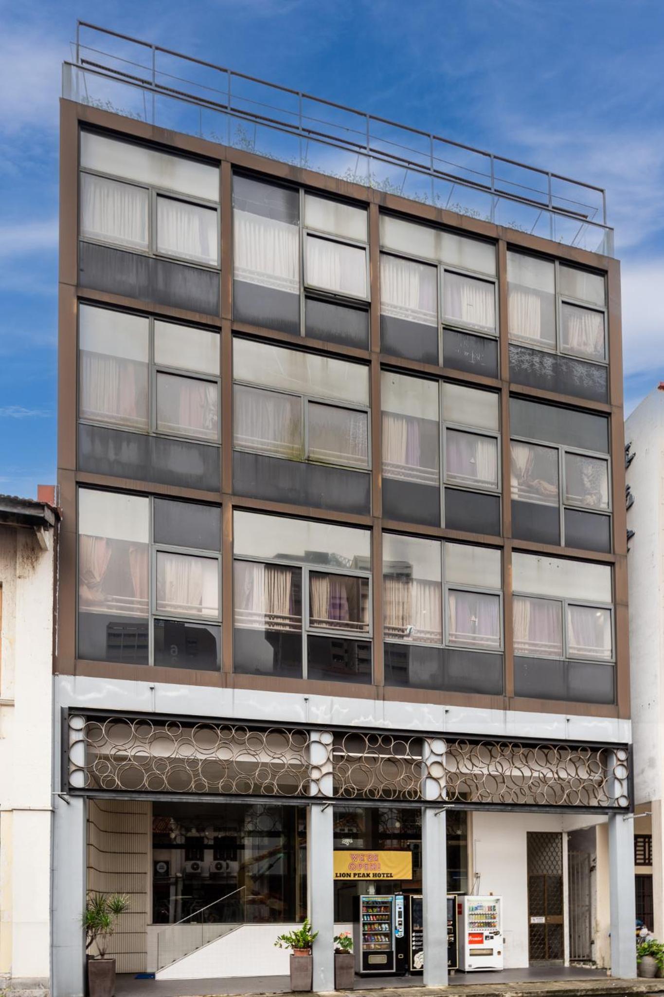 Lion Peak Dickson Hotel