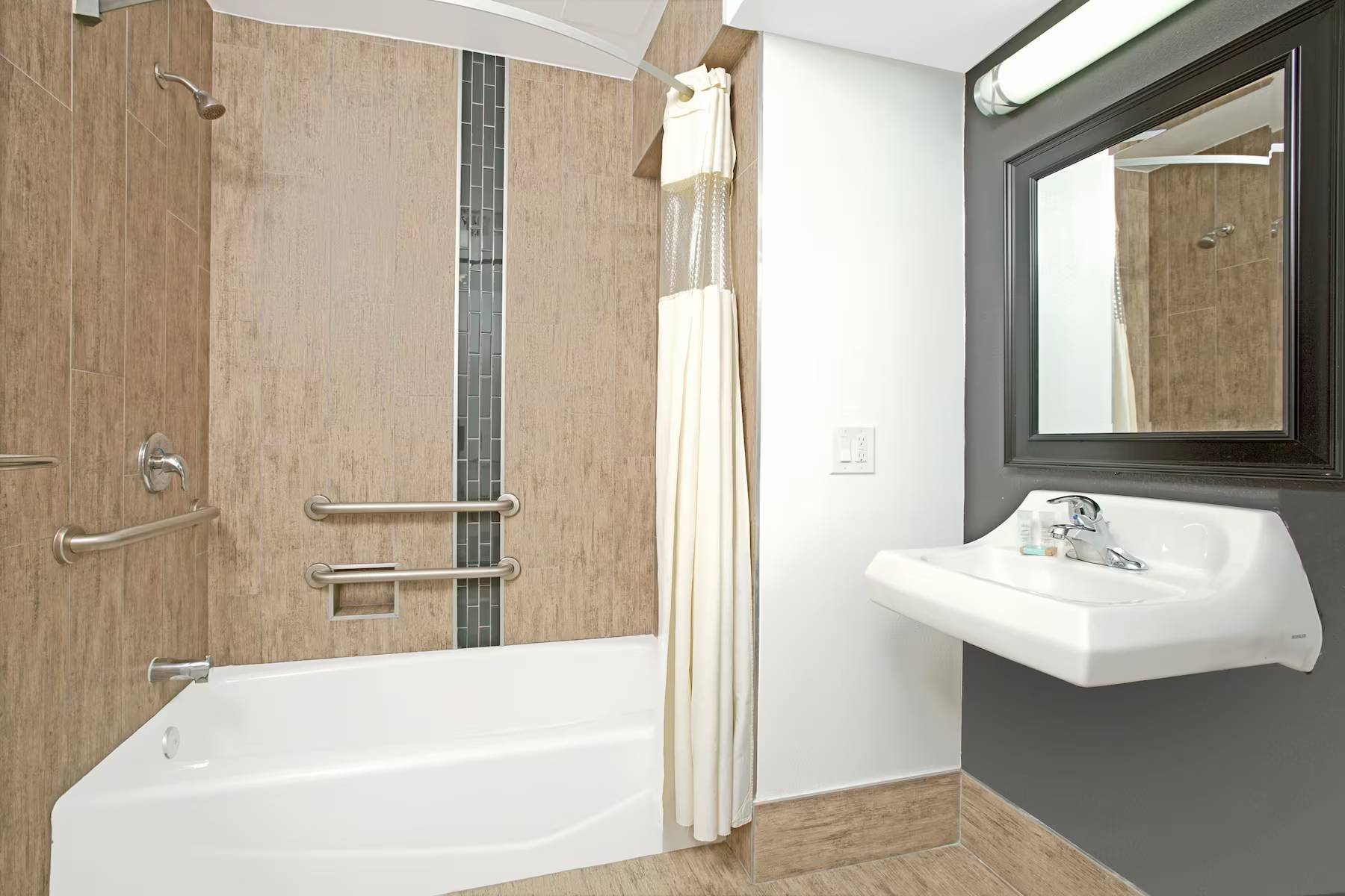 Travelodge by Wyndham LAX