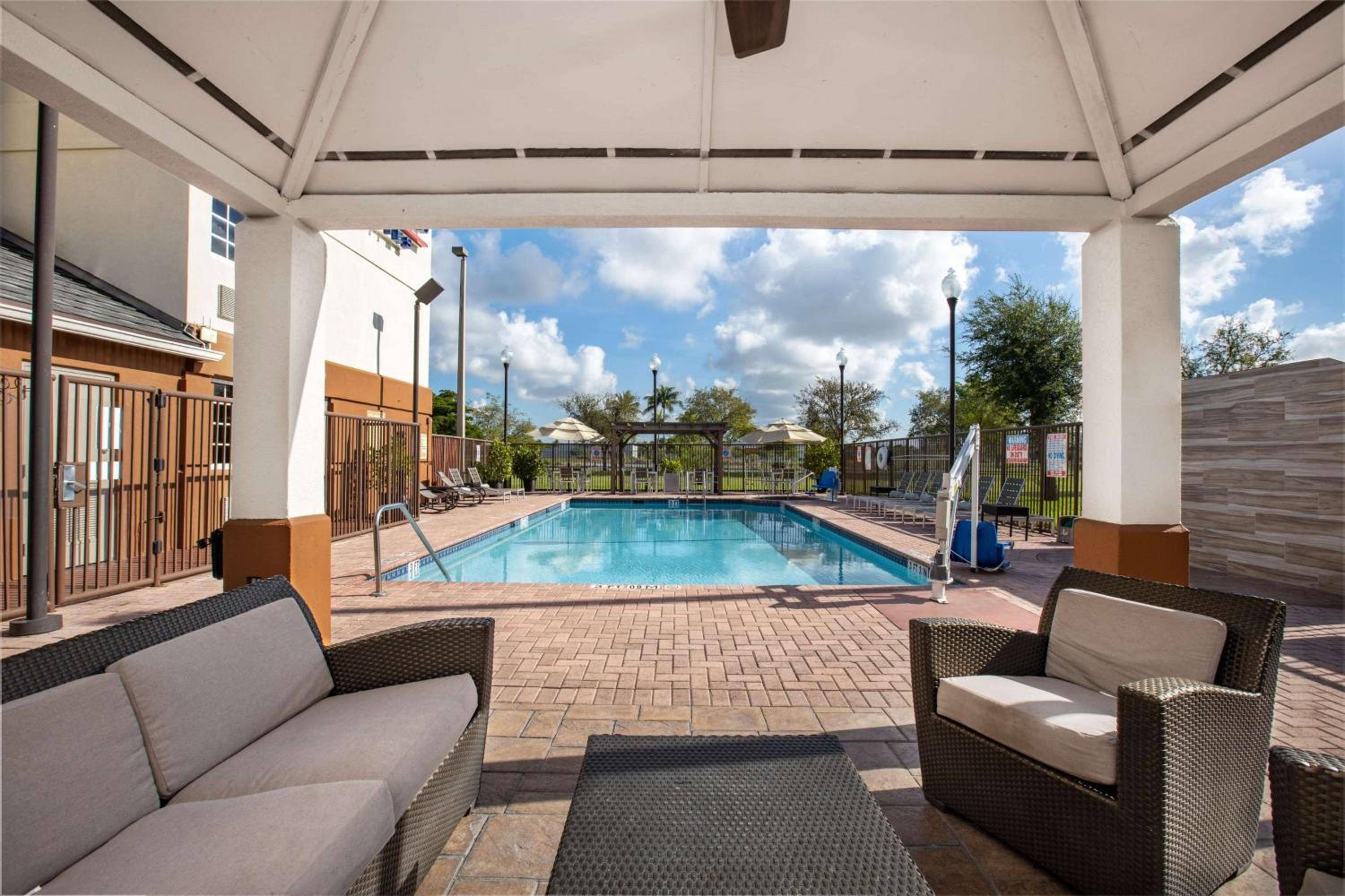 Sonesta Simply Suites Miami Airport Doral