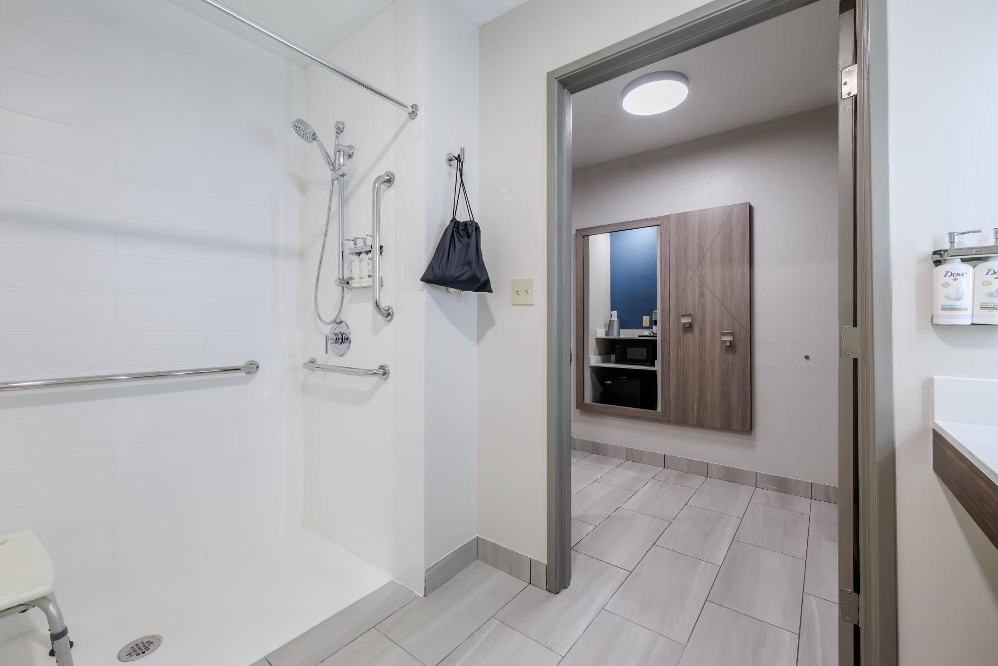 Holiday Inn Express & Suites Zion, an IHG Hotel