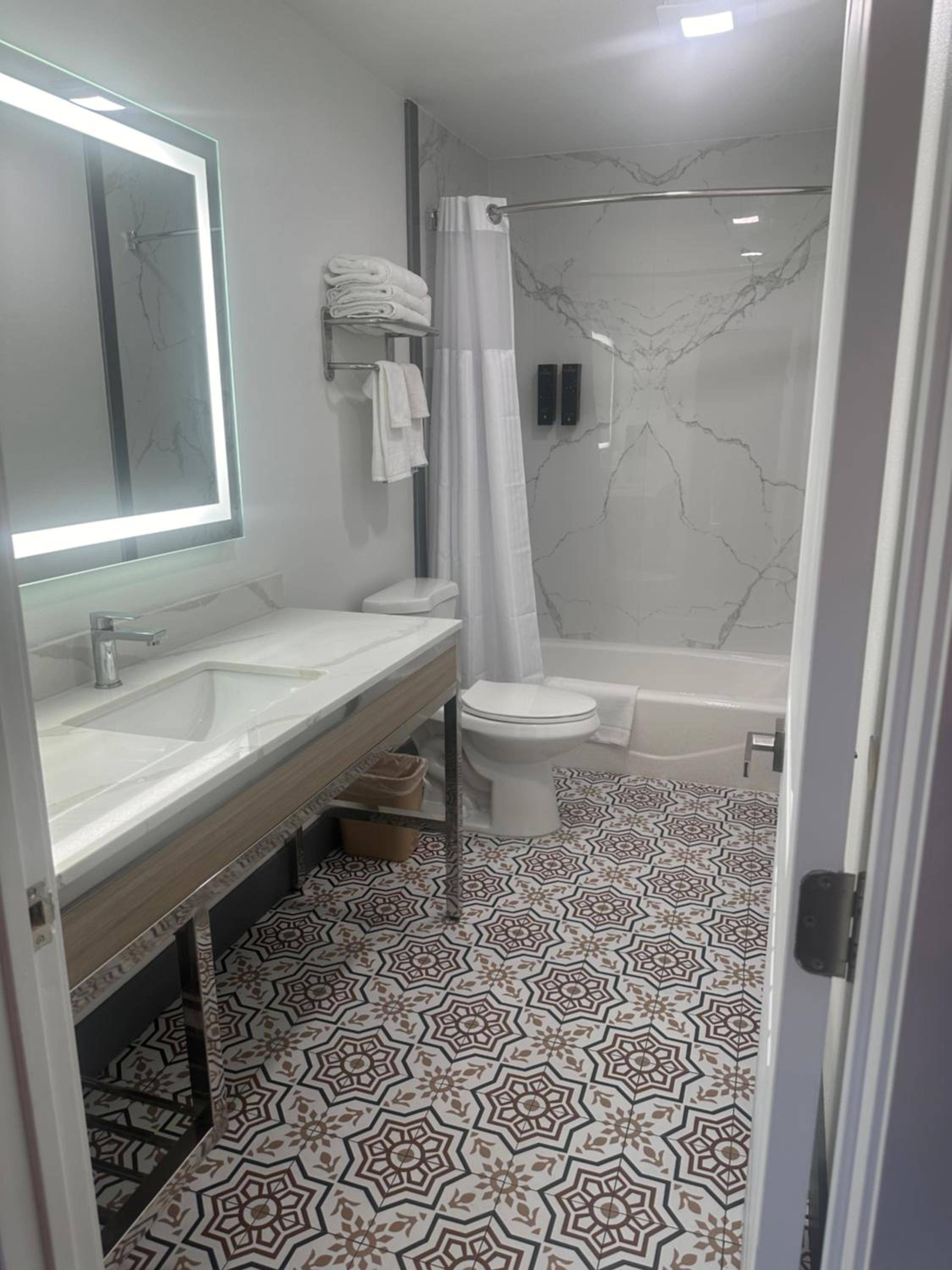 Super 8 by Wyndham Oceanside Downtown