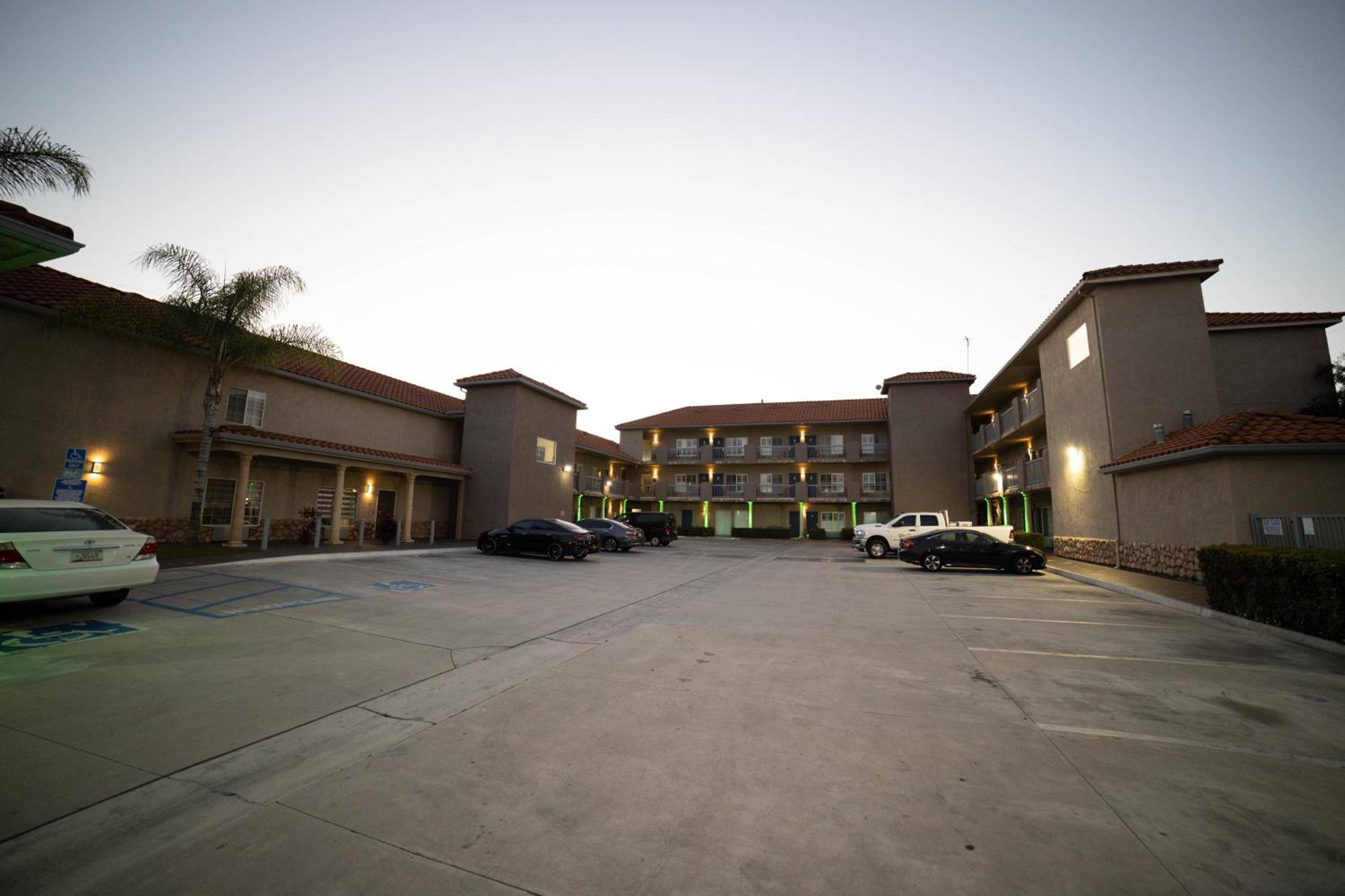 Mid City Inn & Suites Pico Rivera