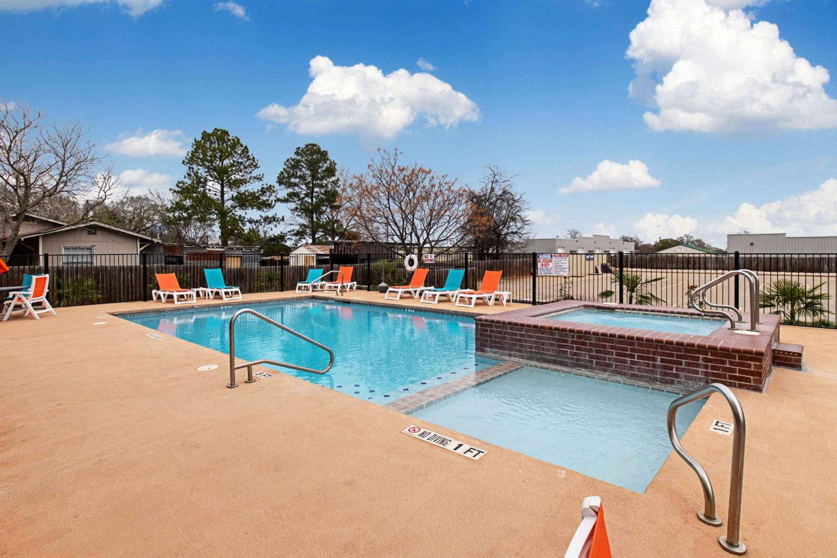 Comfort Inn & Suites and Suites Fredericksburg