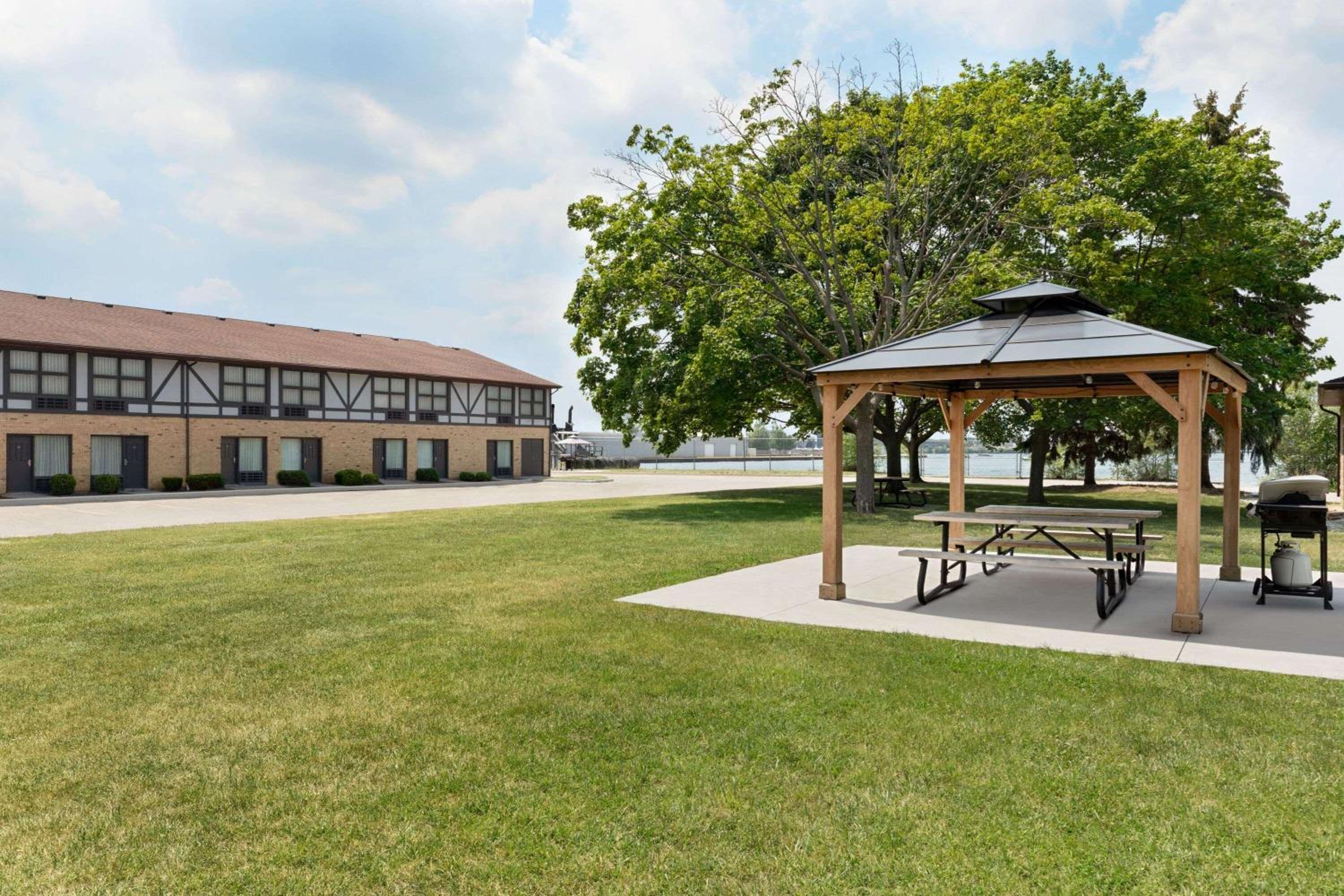 Days Inn by Wyndham Sarnia Harbourfront