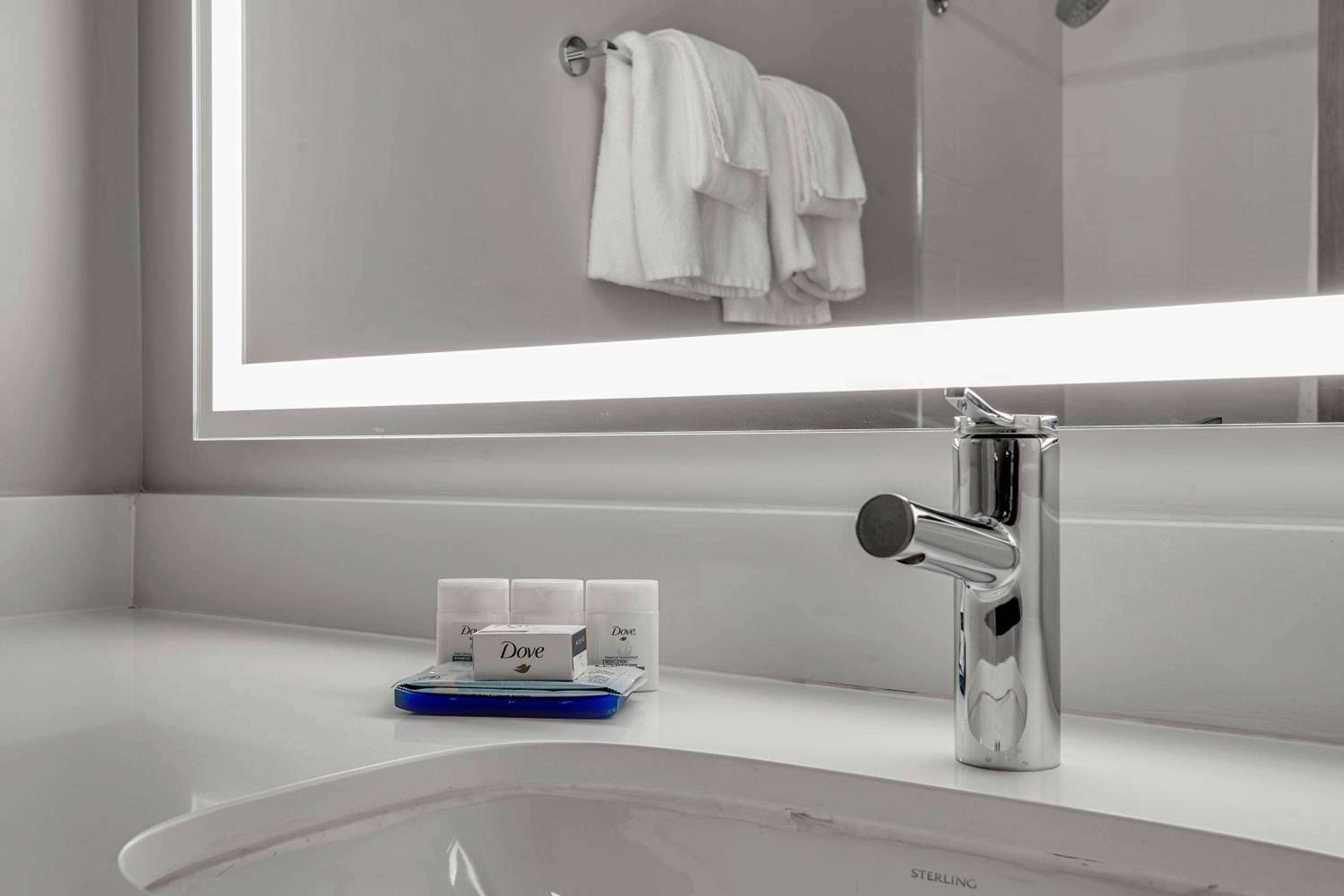 Holiday Inn Express Hotel & Suites Portland - Jantzen Beach, an IHG Hotel