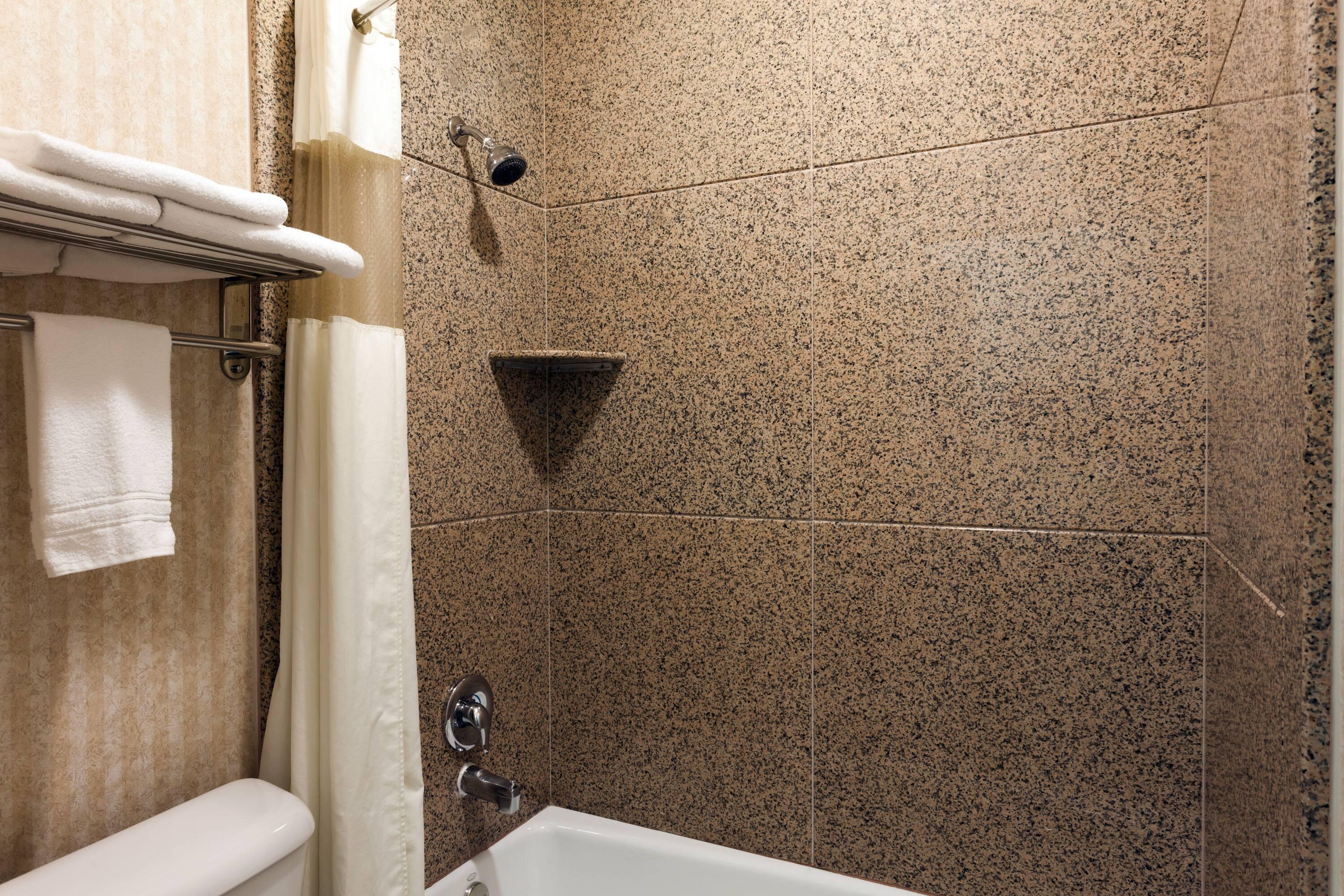 Howard Johnson by Wyndham Pico Rivera Hotel & Suites