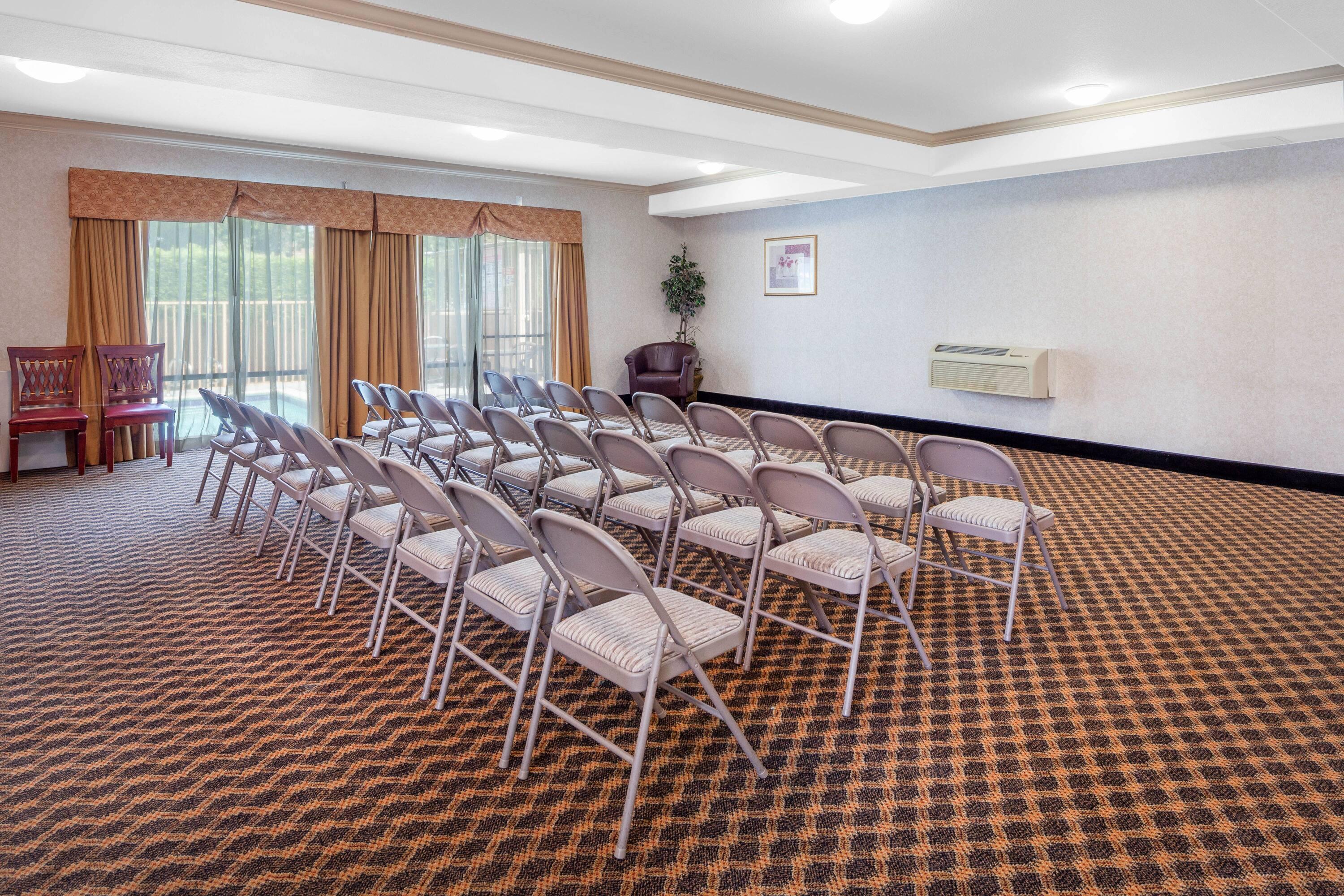 Howard Johnson by Wyndham Pico Rivera Hotel & Suites