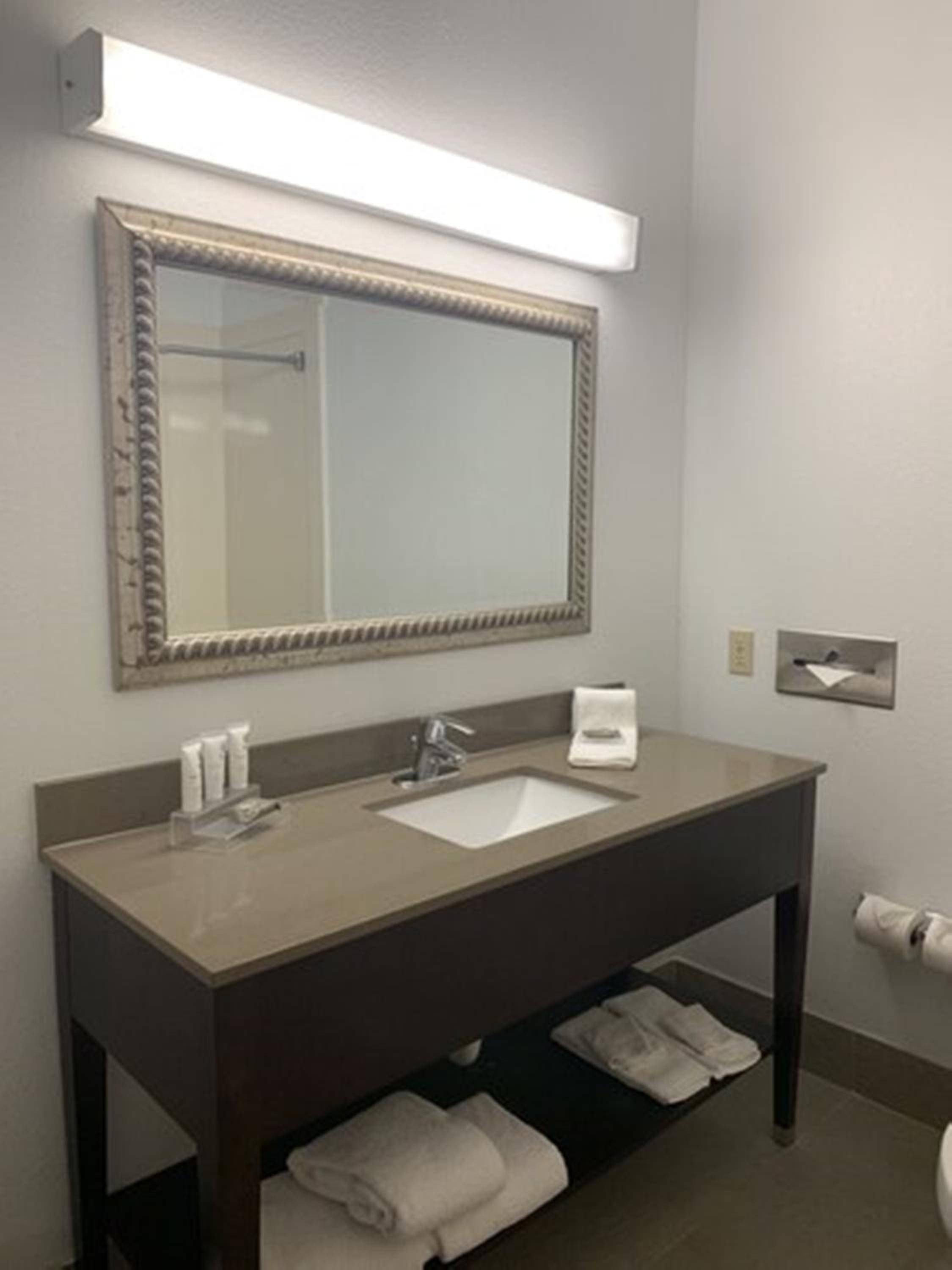 Sonesta Essential IAH Airport JFK Boulevard - Newly Renovated