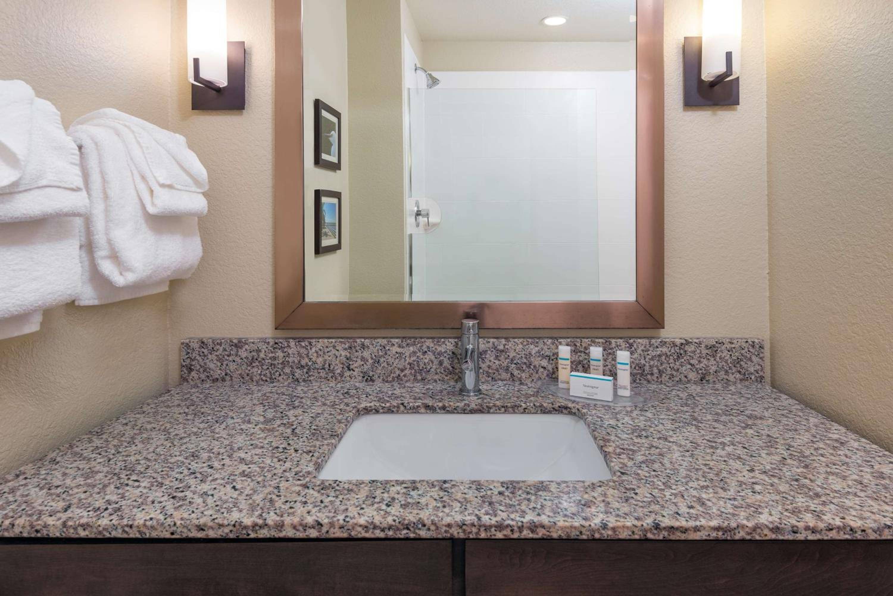 Ameniti Bay - Best Western Signature Collection