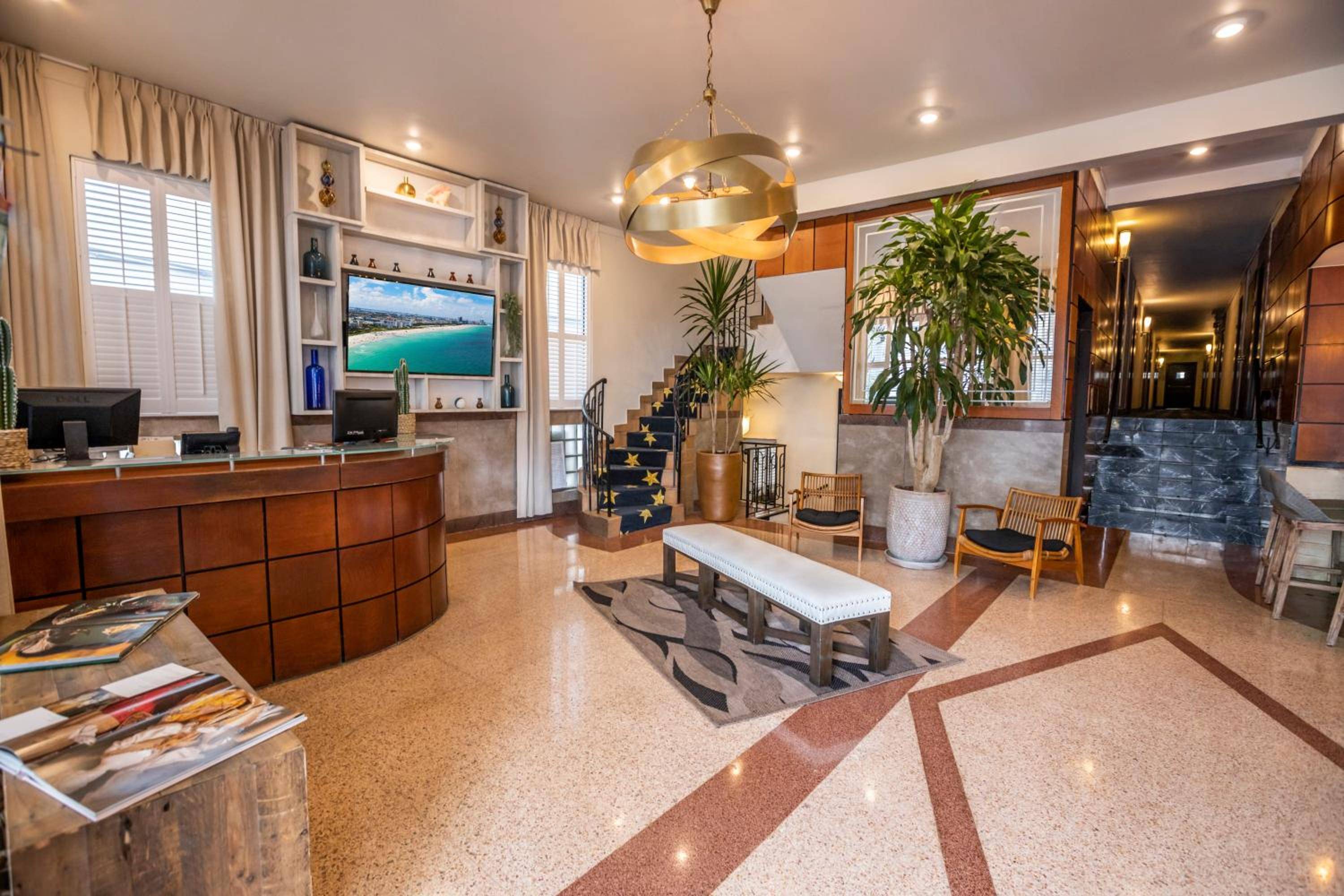 Chesterfield Hotel & Suites