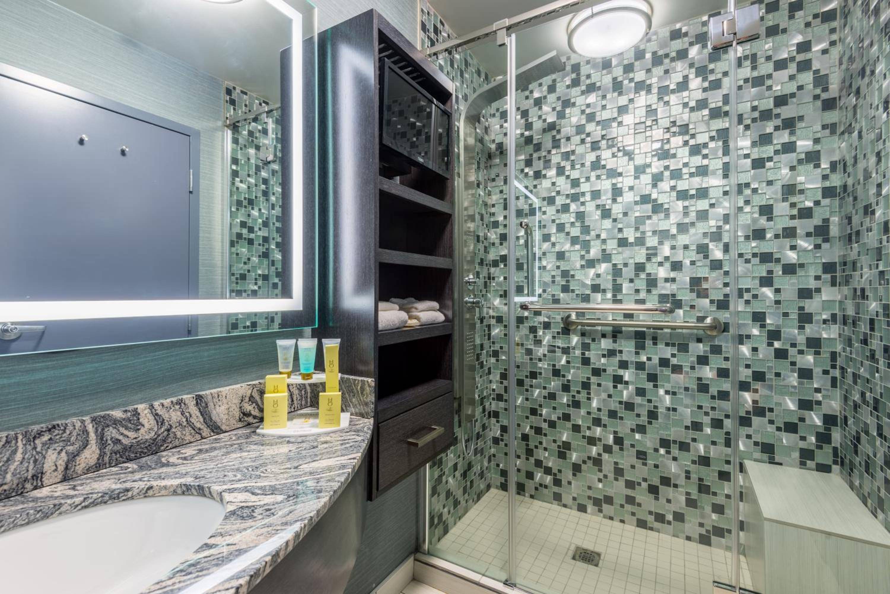 Applause Hotel Calgary Airport by CLIQUE