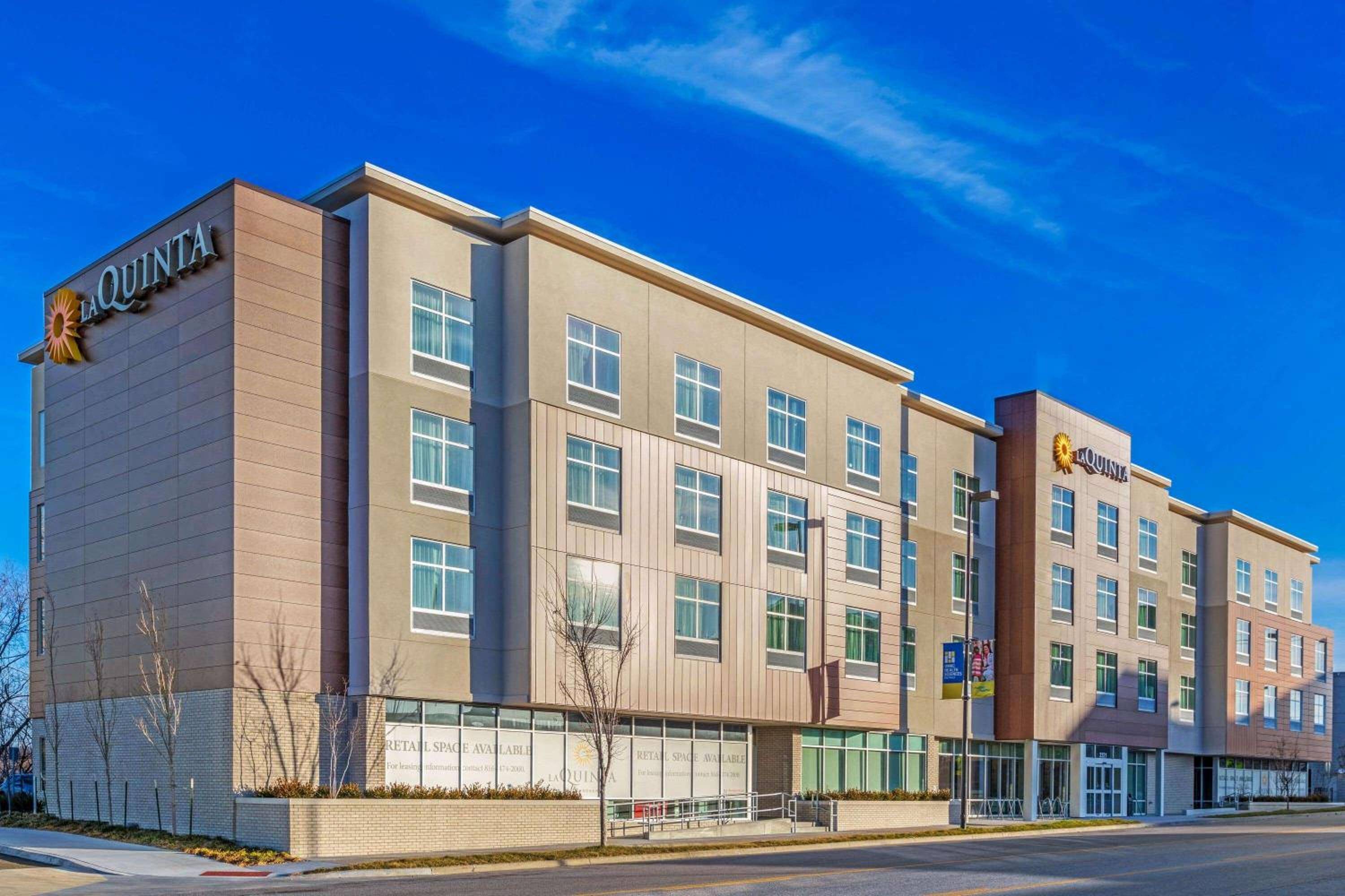 La Quinta Inn & Suites by Wyndham Kansas City Beacon Hill