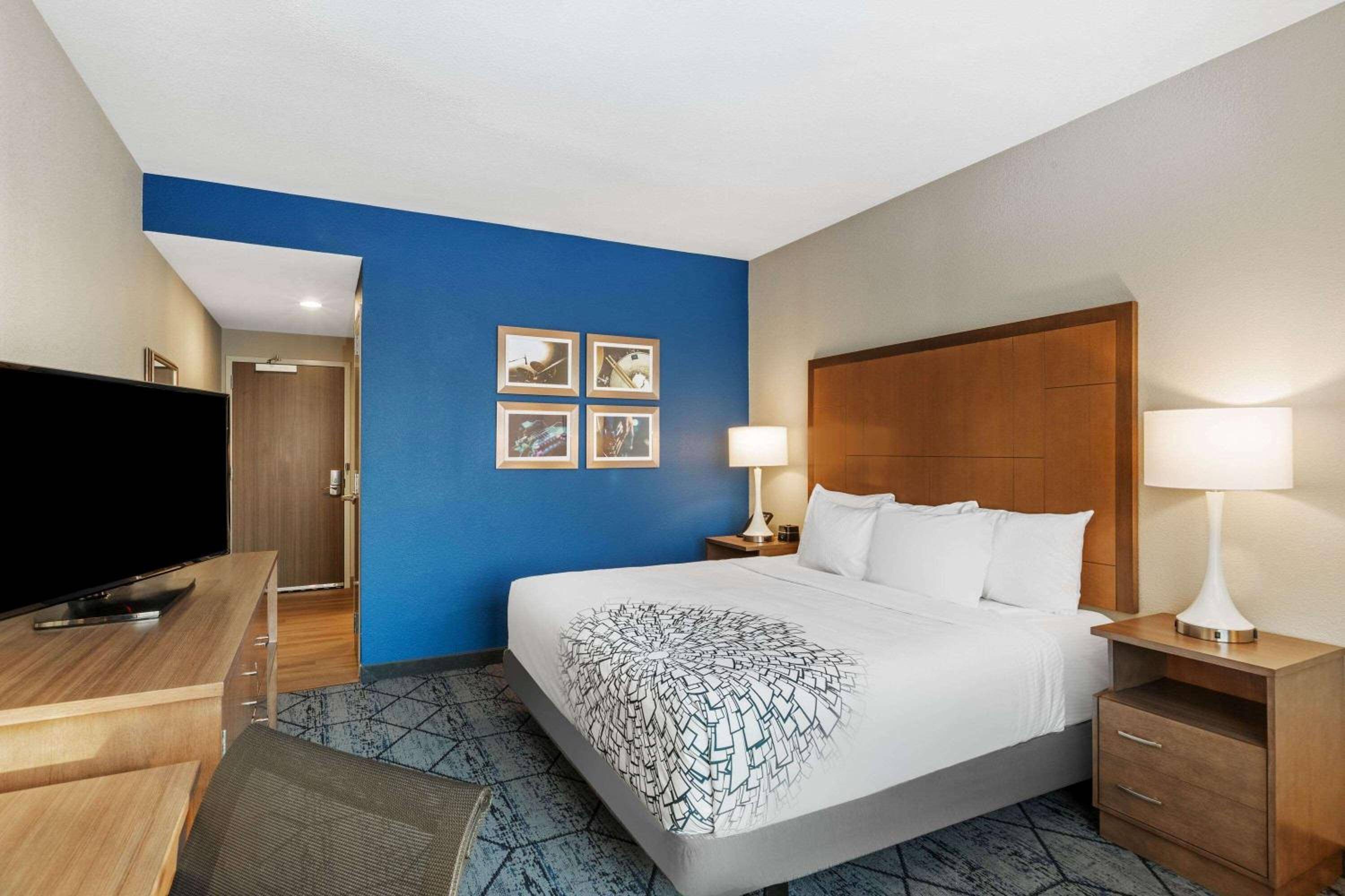 La Quinta Inn & Suites by Wyndham Kansas City Beacon Hill