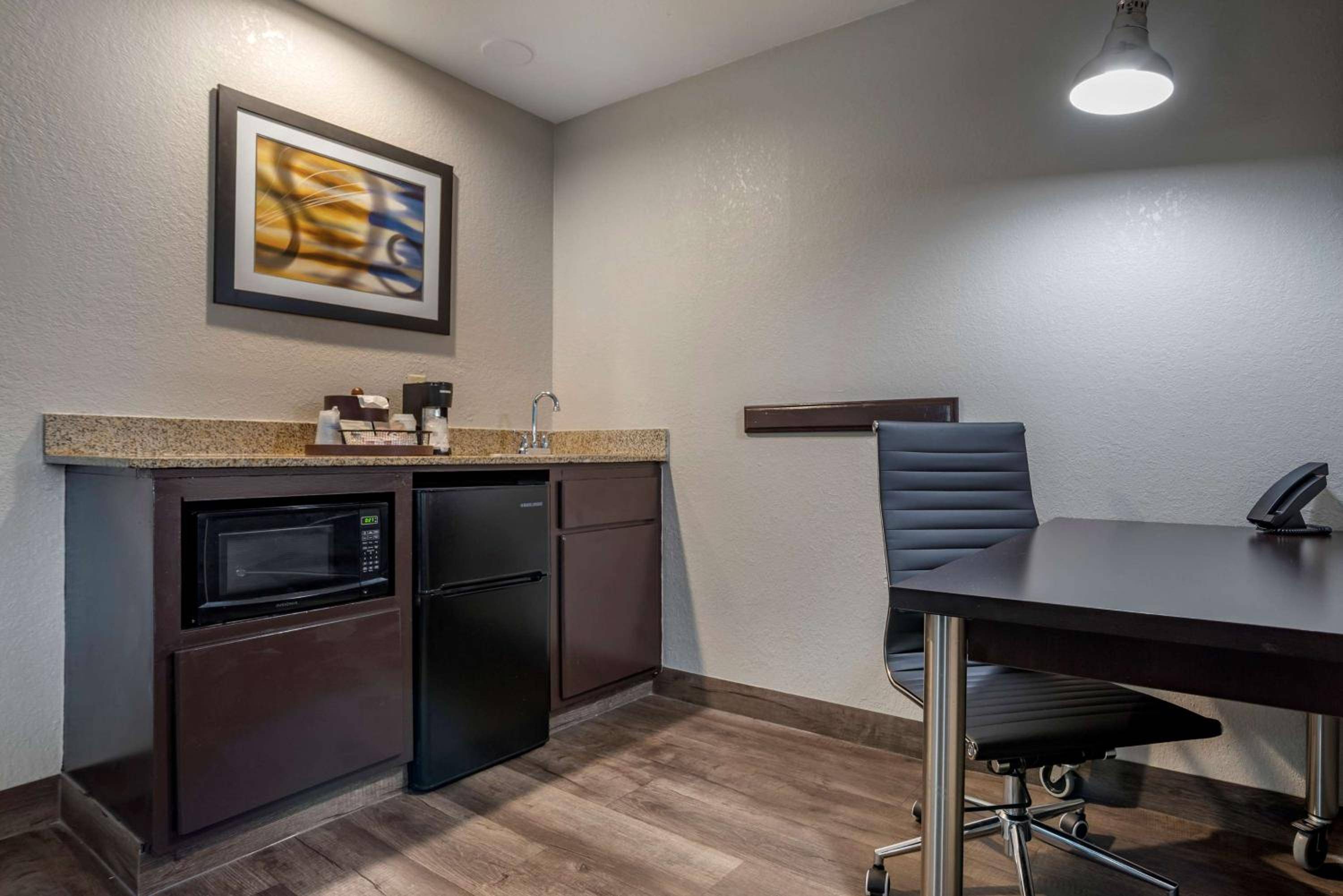 Best Western Carlton Suites