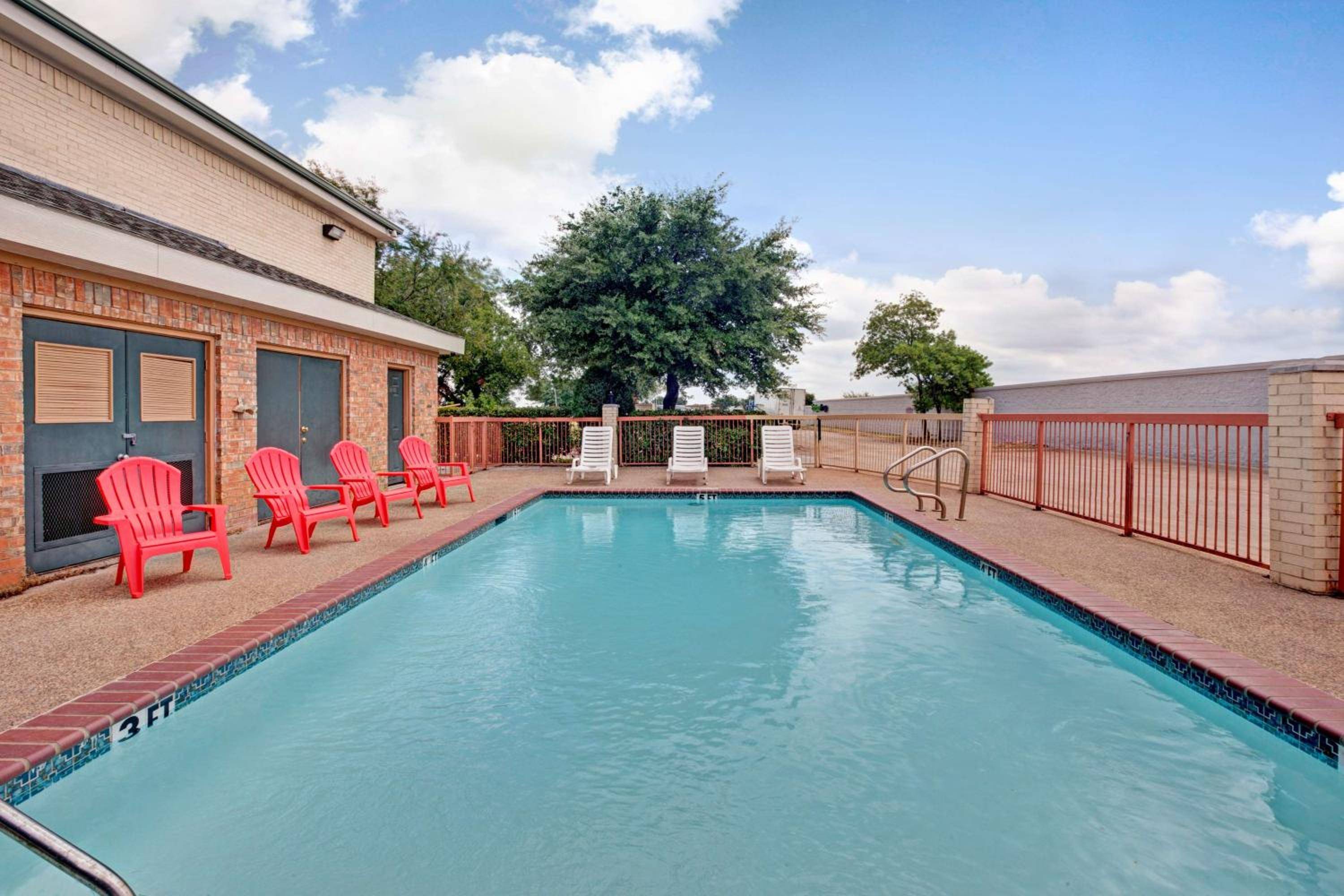 Super 8 by Wyndham Arlington Near AT&T Stadium