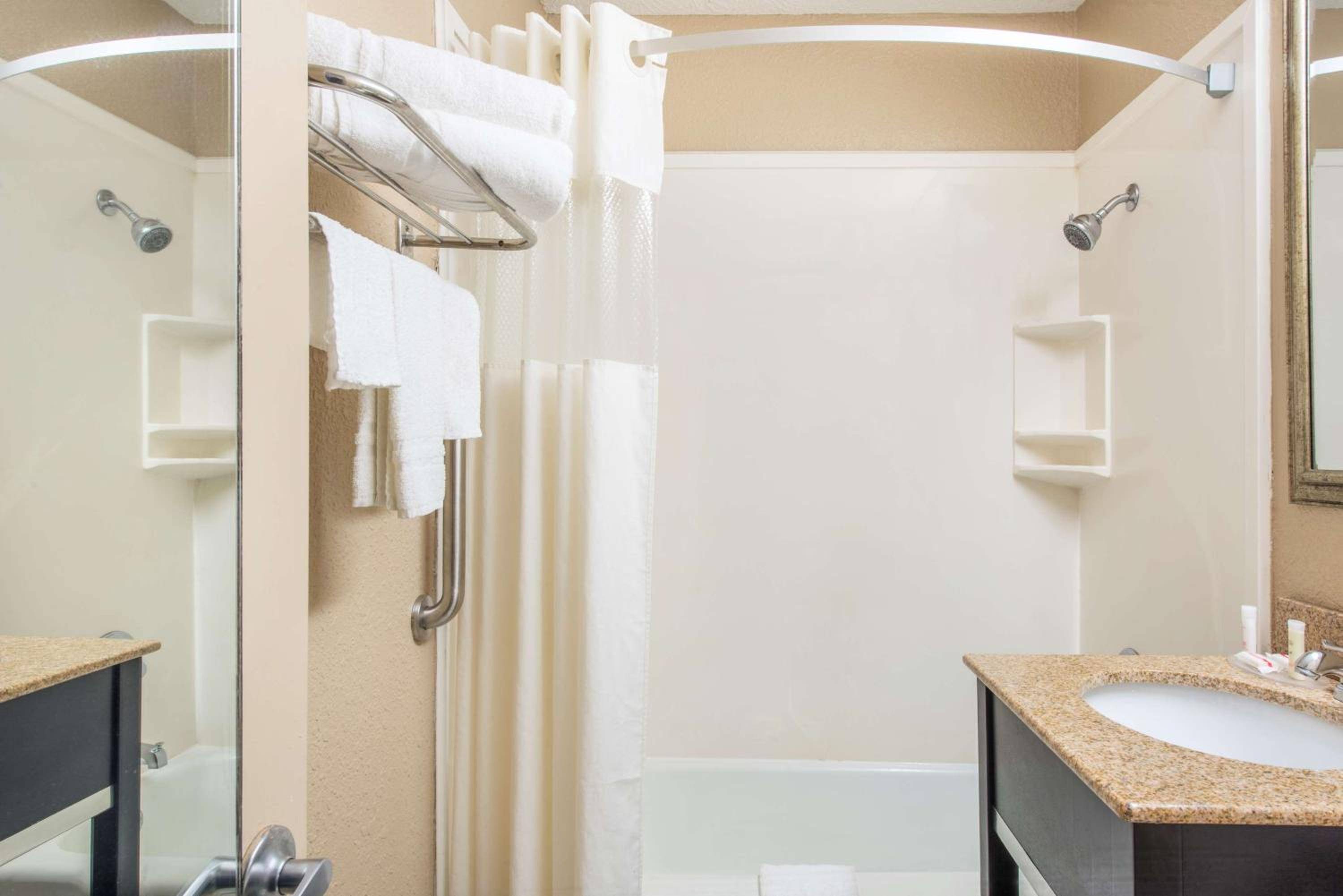 Howard Johnson by Wyndham Historic Lake Charles