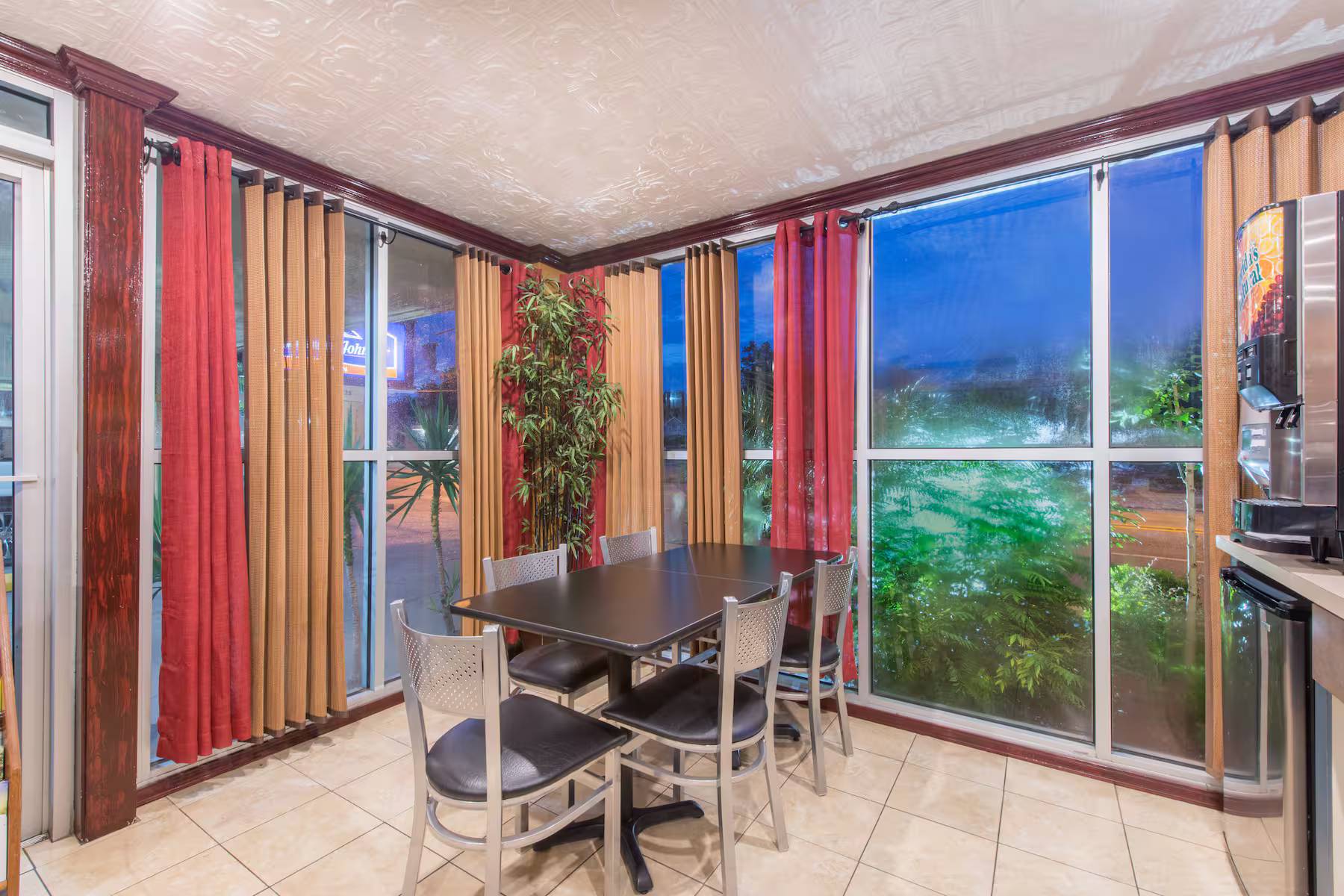 Howard Johnson by Wyndham Historic Lake Charles