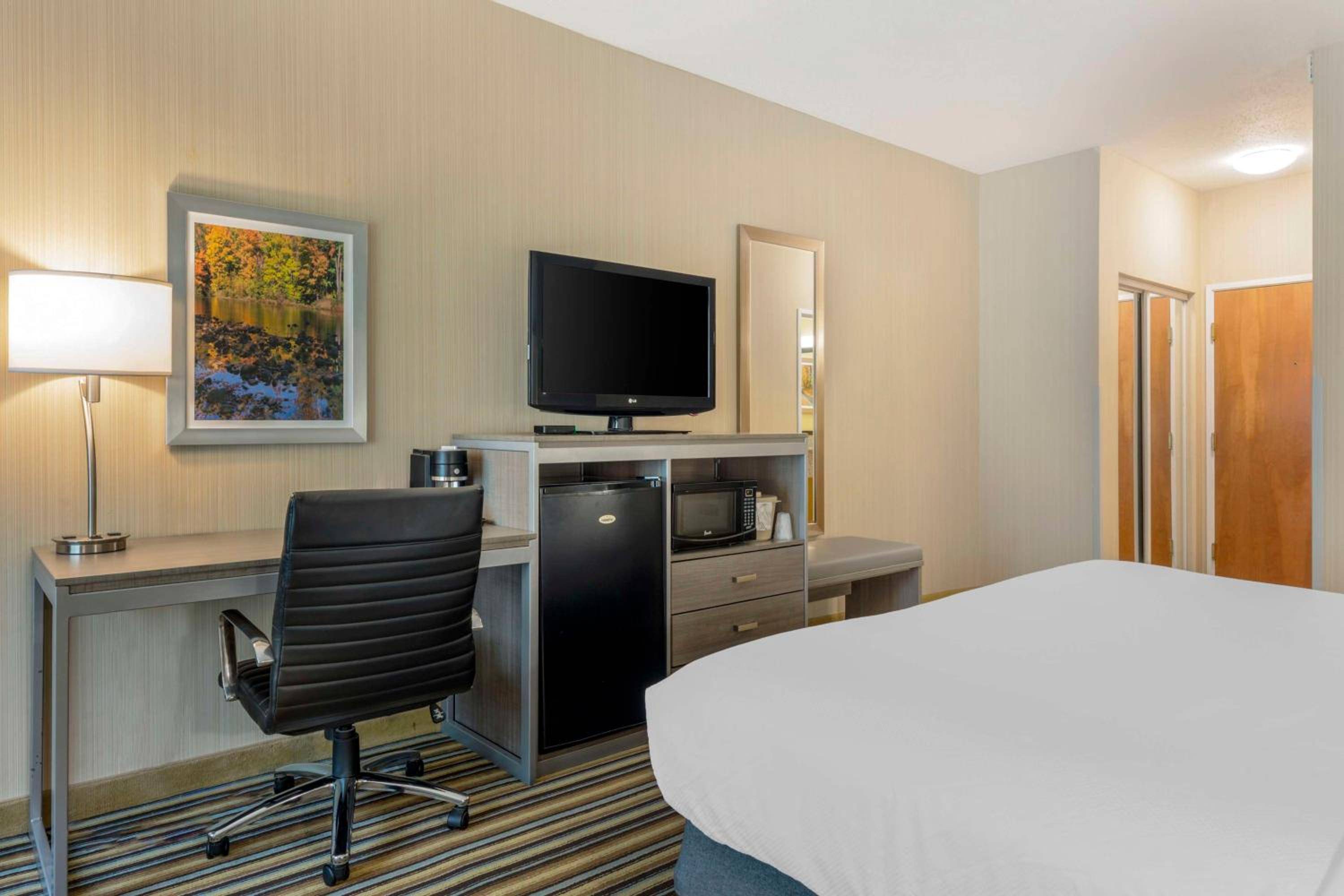 Best Western PLUS NEW ENGLAND INN & SUITES