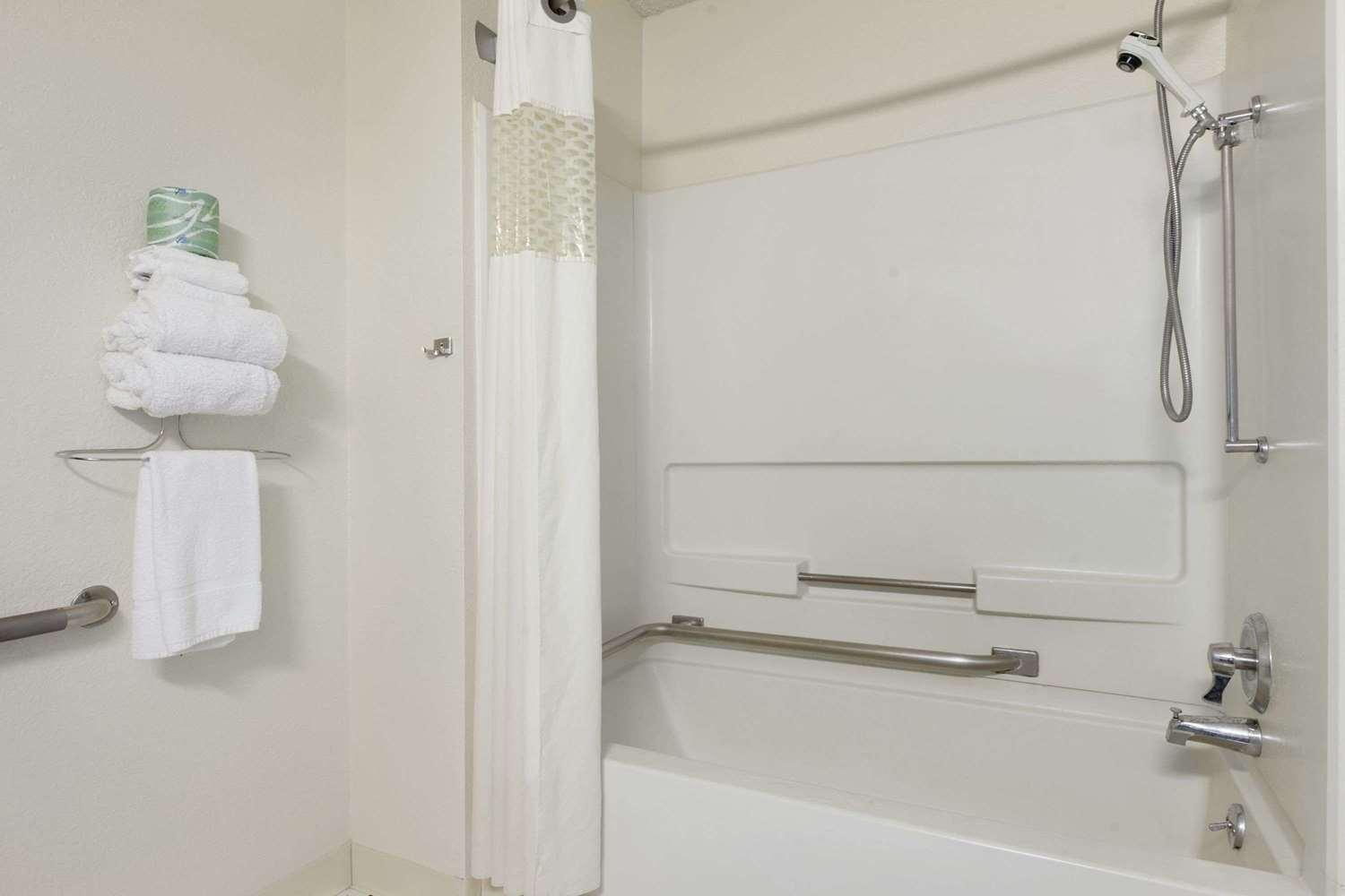 Super 8 by Wyndham Canton/Livonia Area