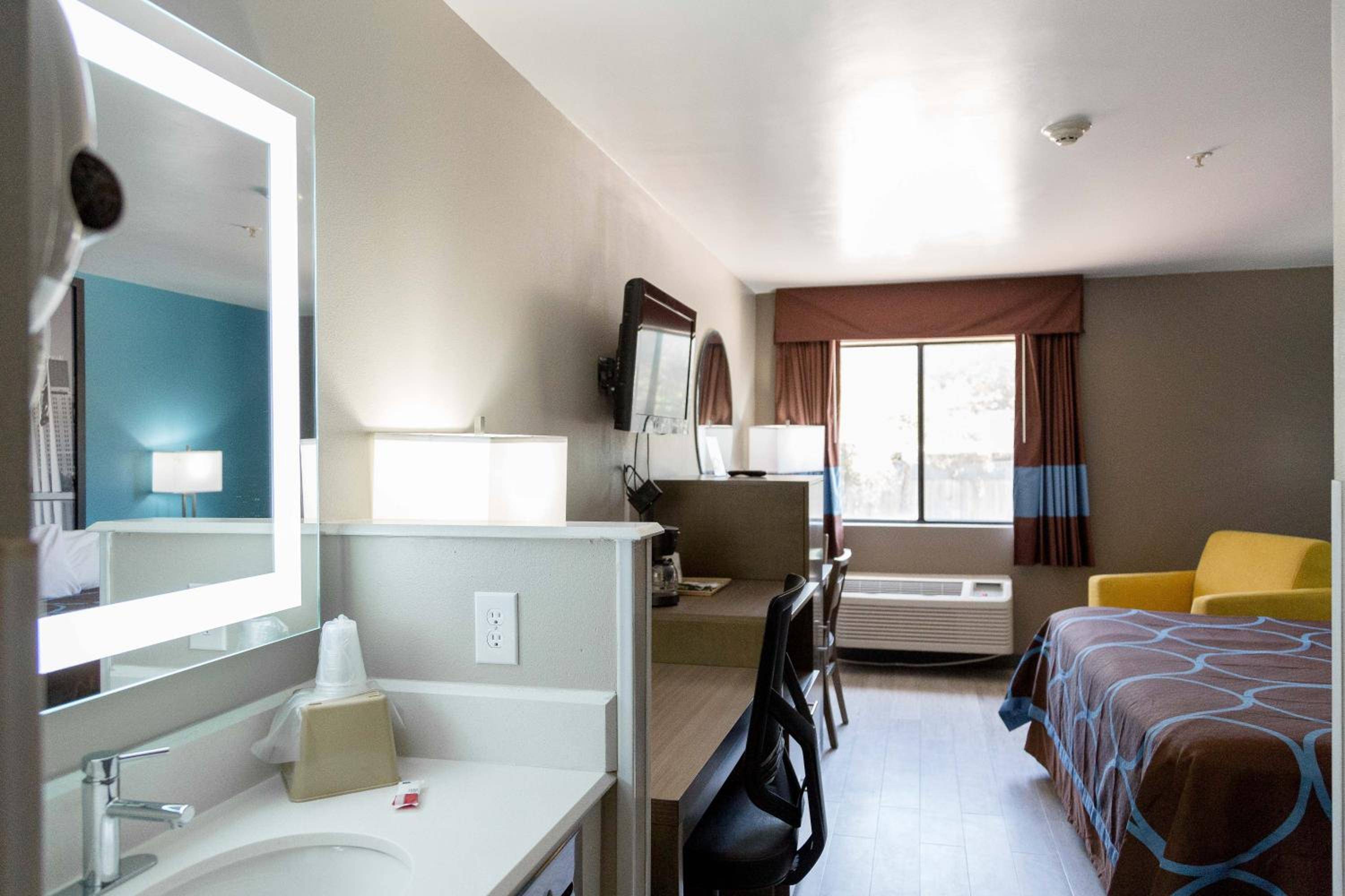 Super 8 by Wyndham Waxahachie TX