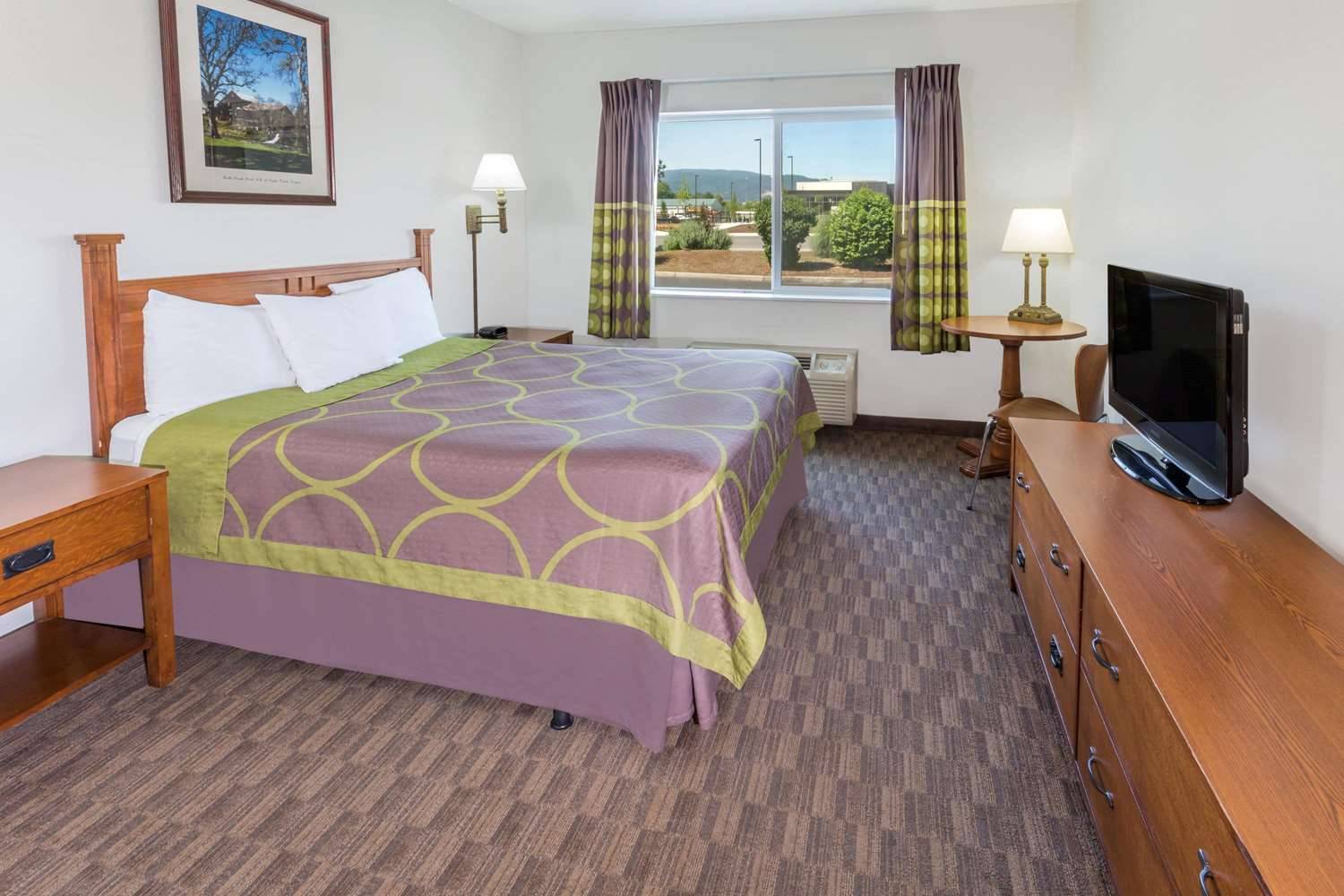 Super 8 by Wyndham Central Pt Medford