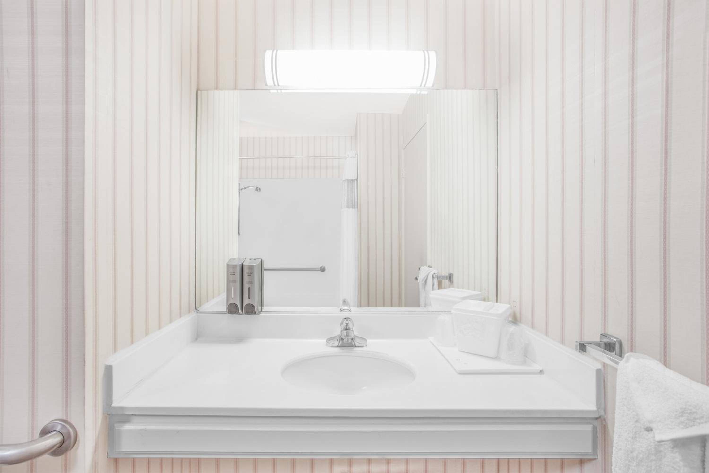 Ramada by Wyndham Barstow