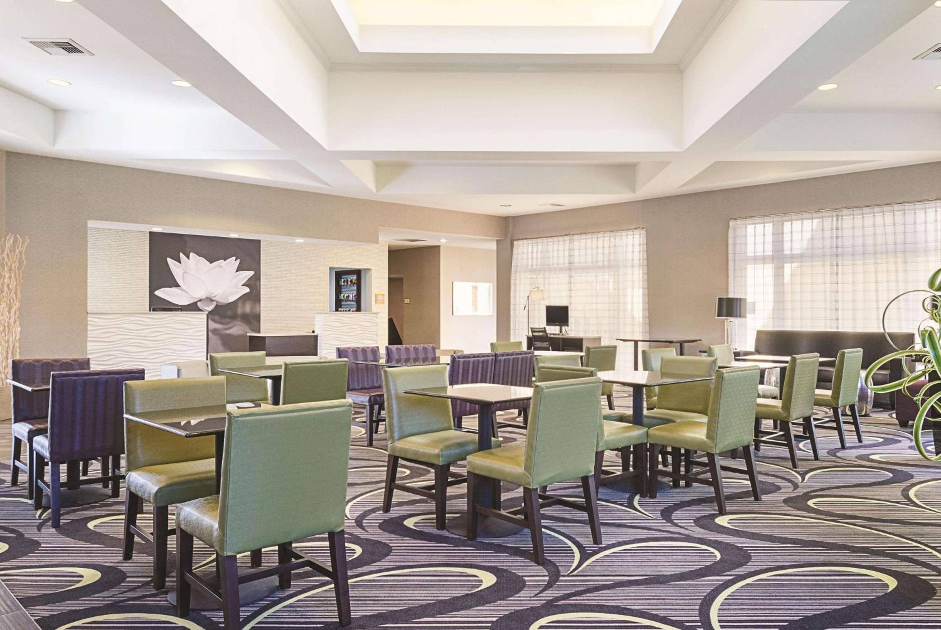 La Quinta Inn & Suites by Wyndham Ontario Airport