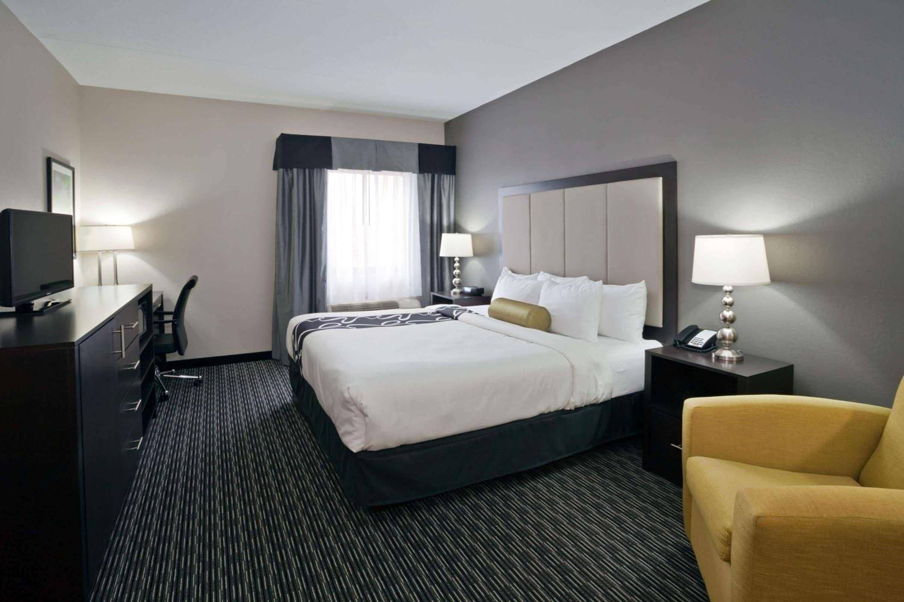 La Quinta Inn & Suites by Wyndham Detroit Metro Airport