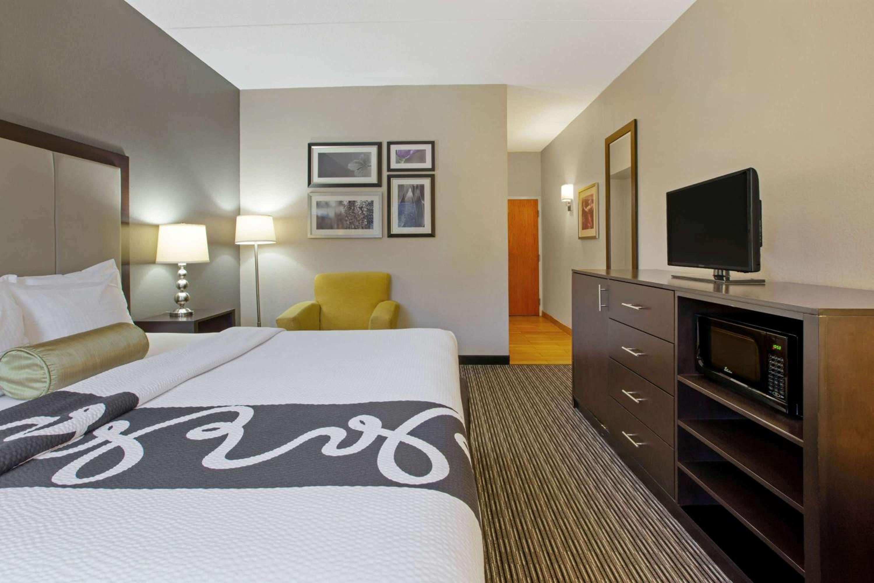 La Quinta Inn & Suites by Wyndham Detroit Metro Airport