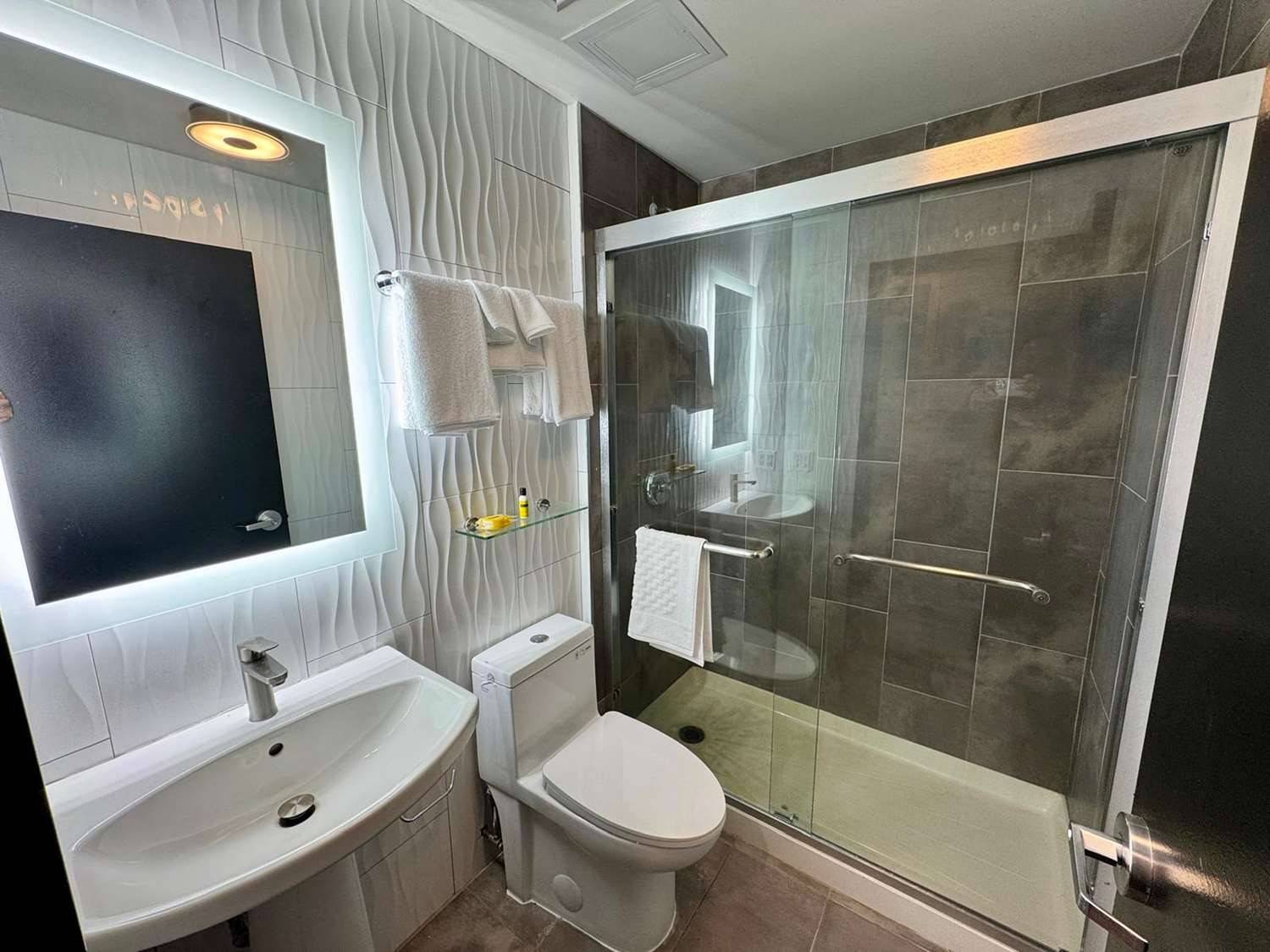 GLō Best Western Bronx NYC