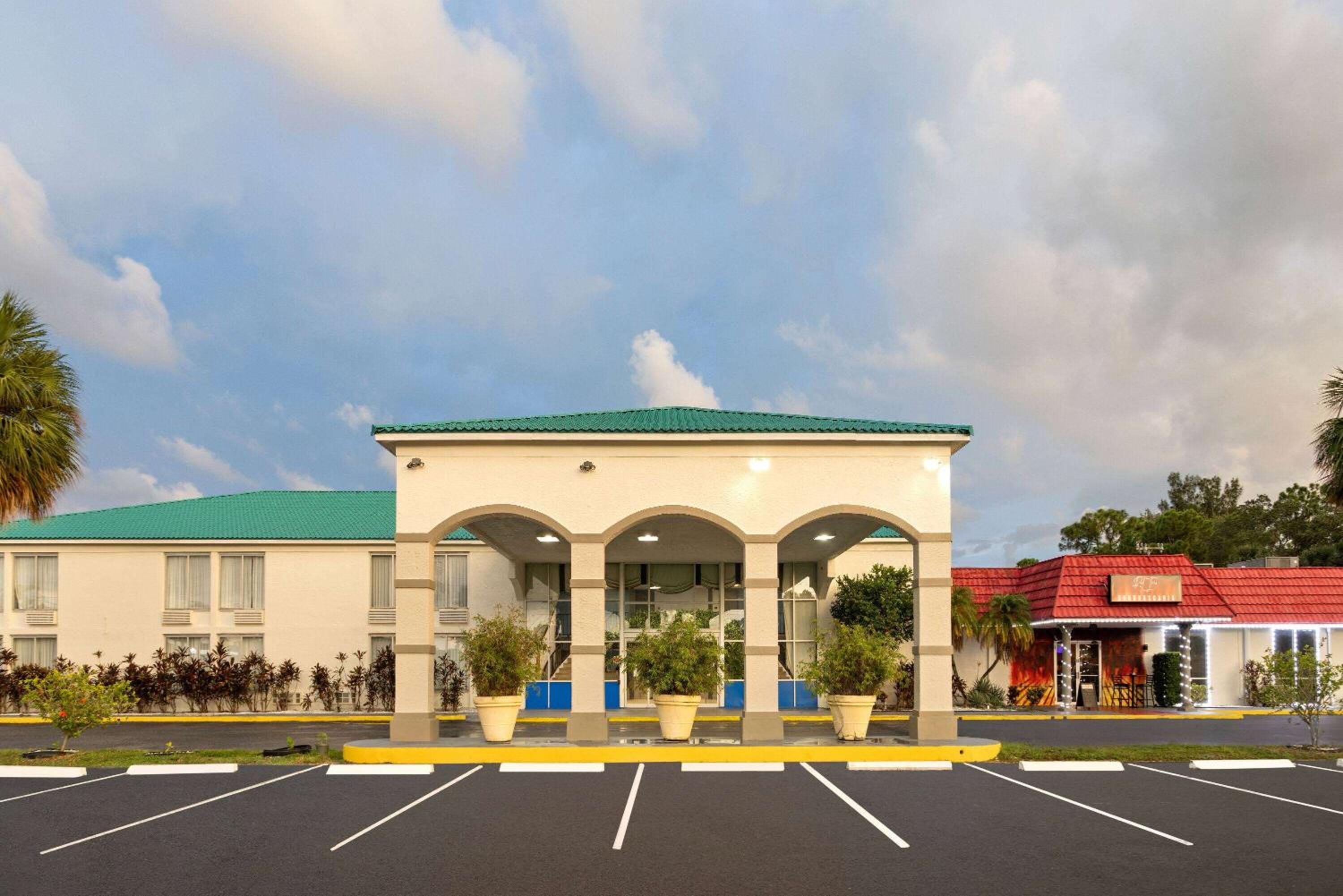 Days Inn & Suites by Wyndham Fort Pierce Midtown