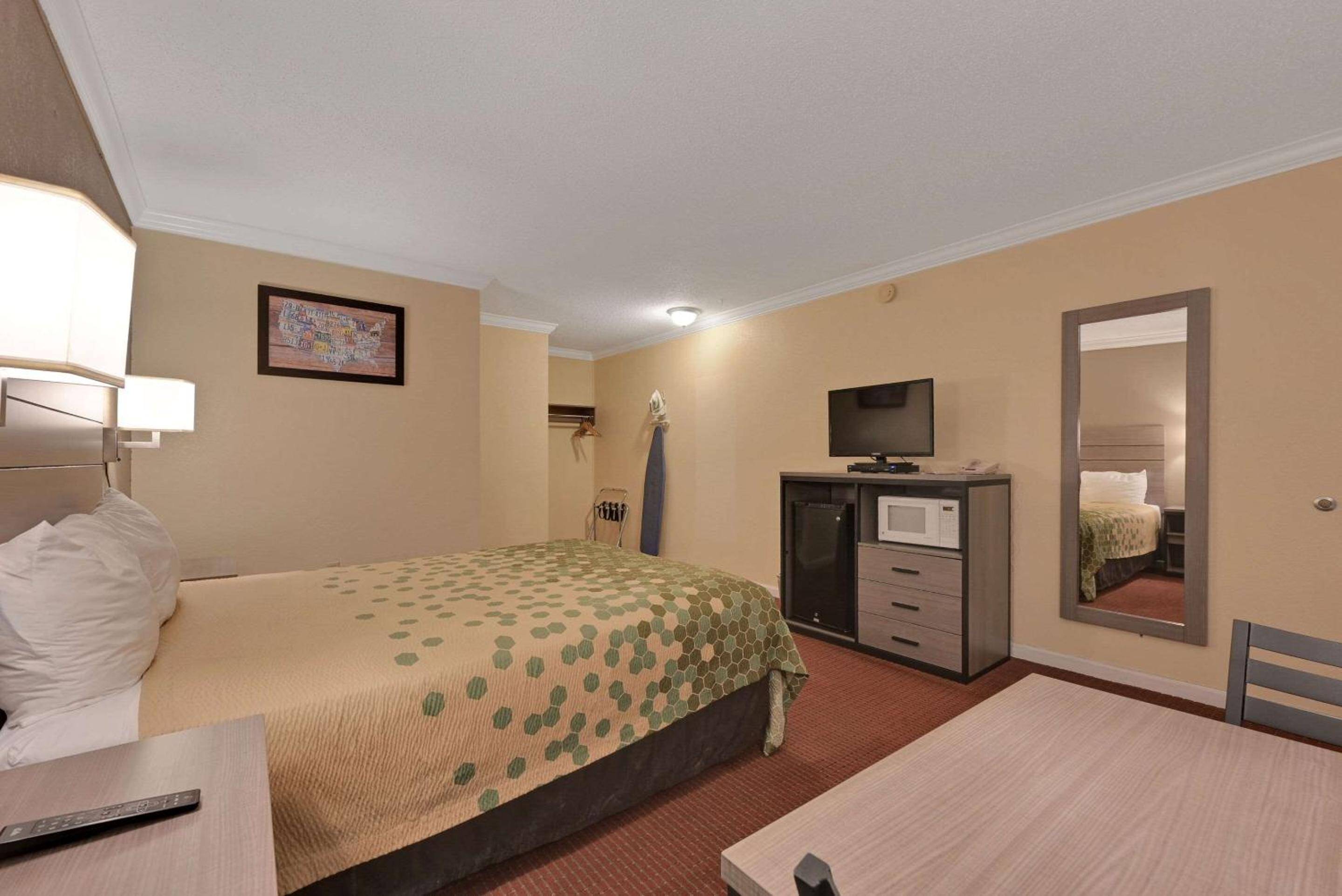 Econo Lodge Woodland near I-5