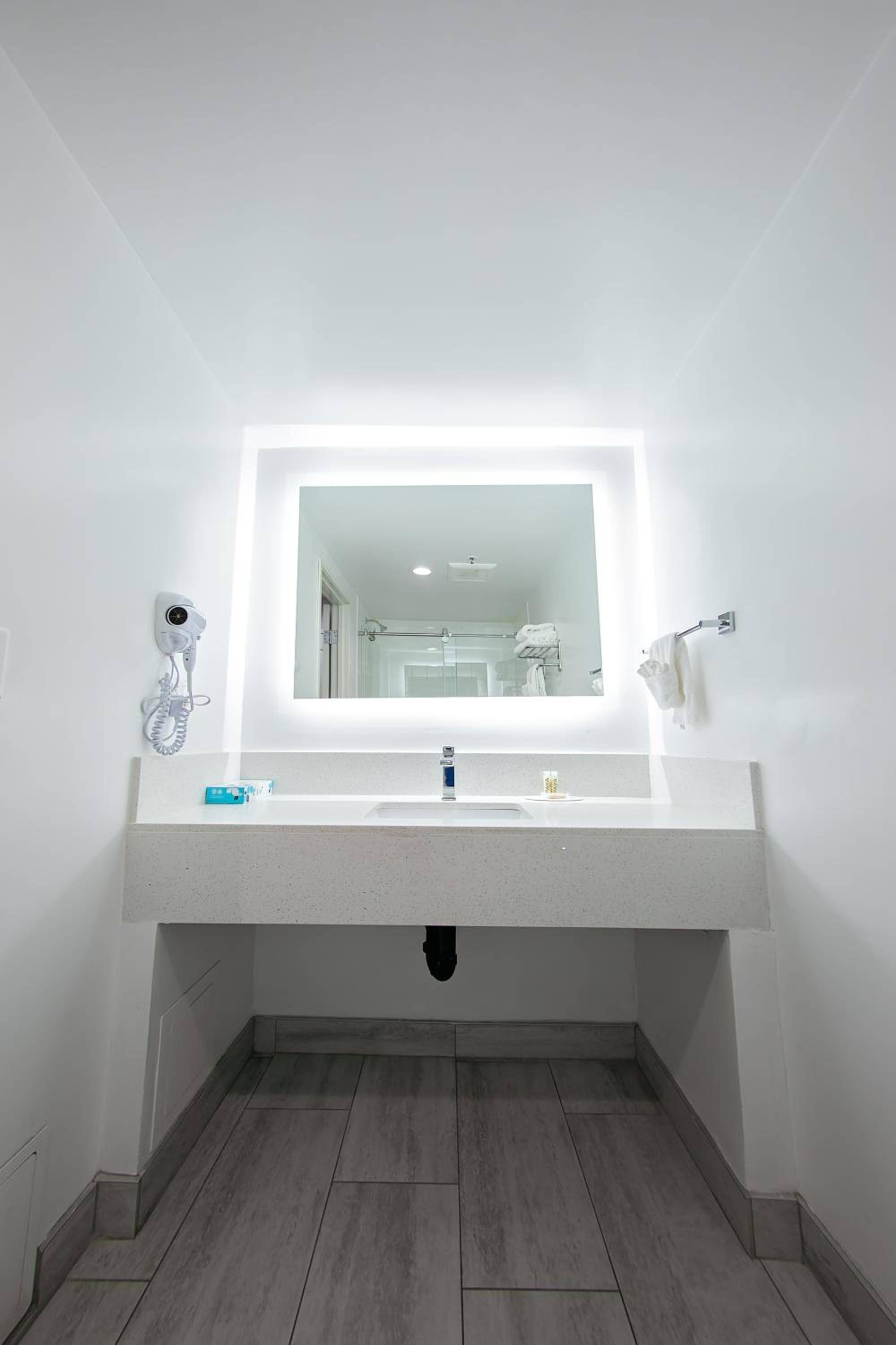 Travelodge Inn & Suites by Wyndham West Covina