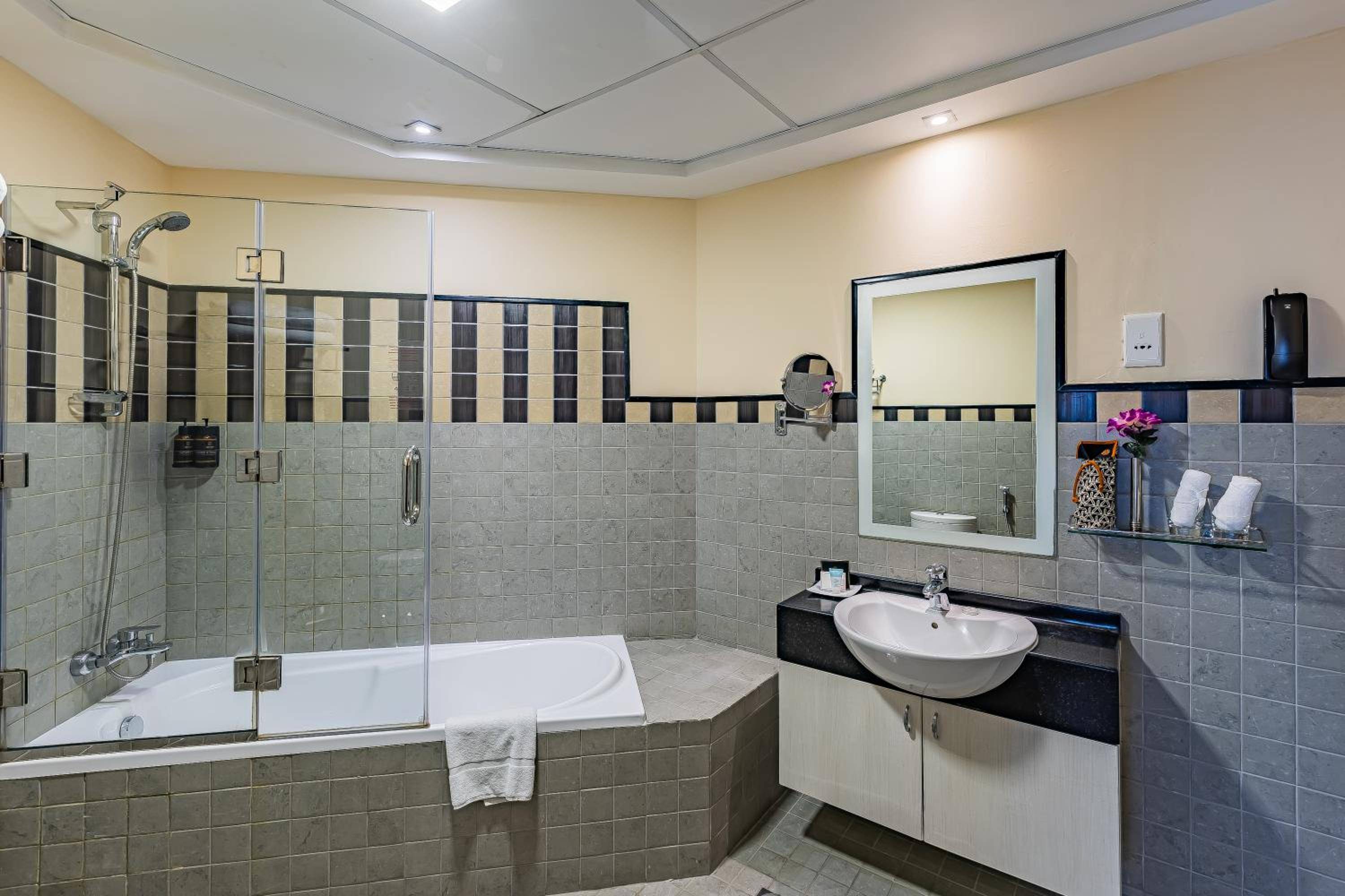 Carlton Downtown Hotel