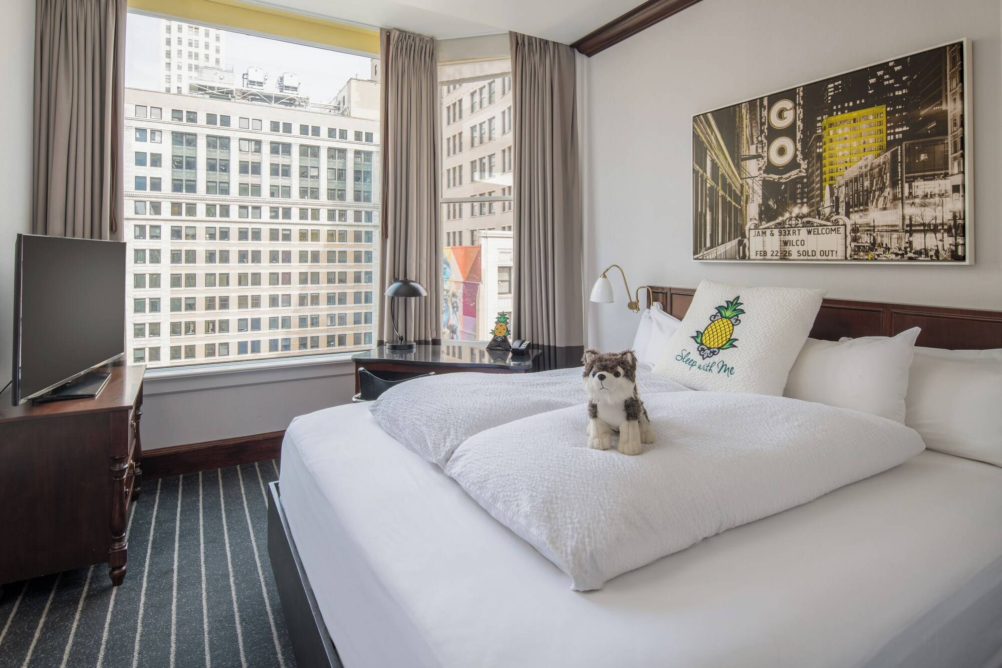 Staypineapple Chicago, An Iconic Hotel, The Loop