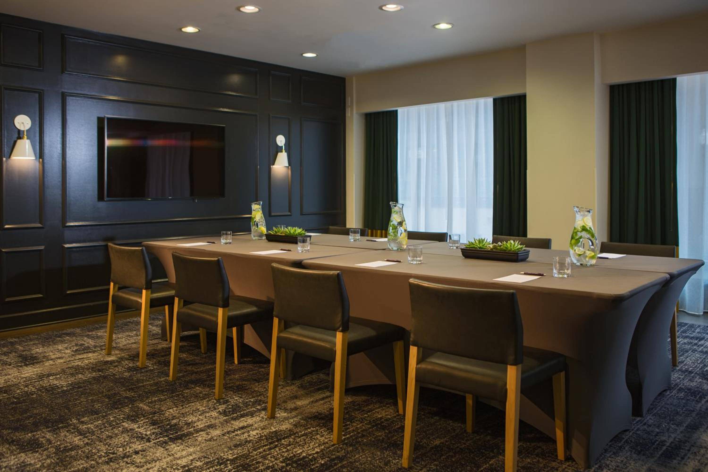 Staypineapple Chicago, An Iconic Hotel, The Loop