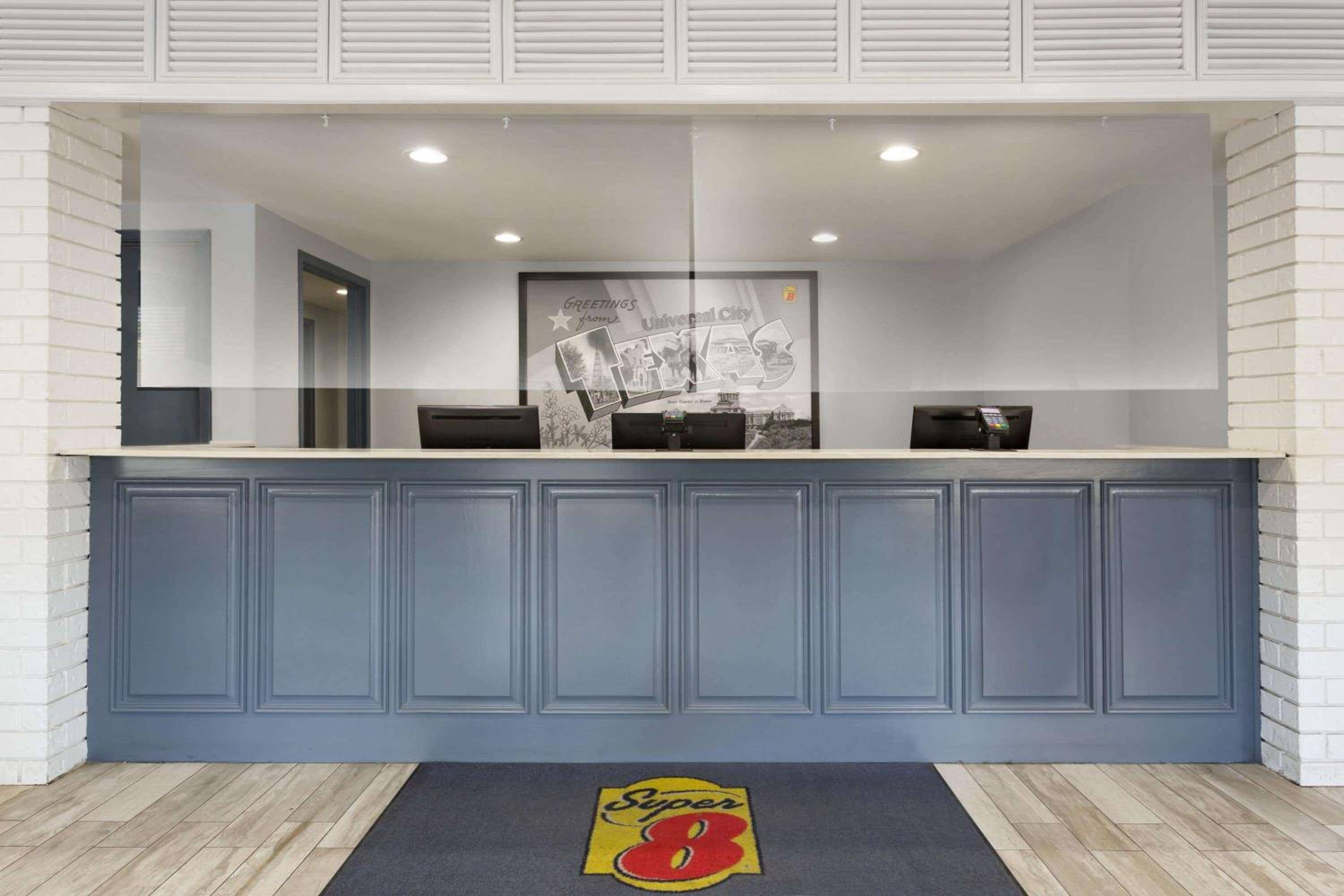 Super 8 by Wyndham Universal City