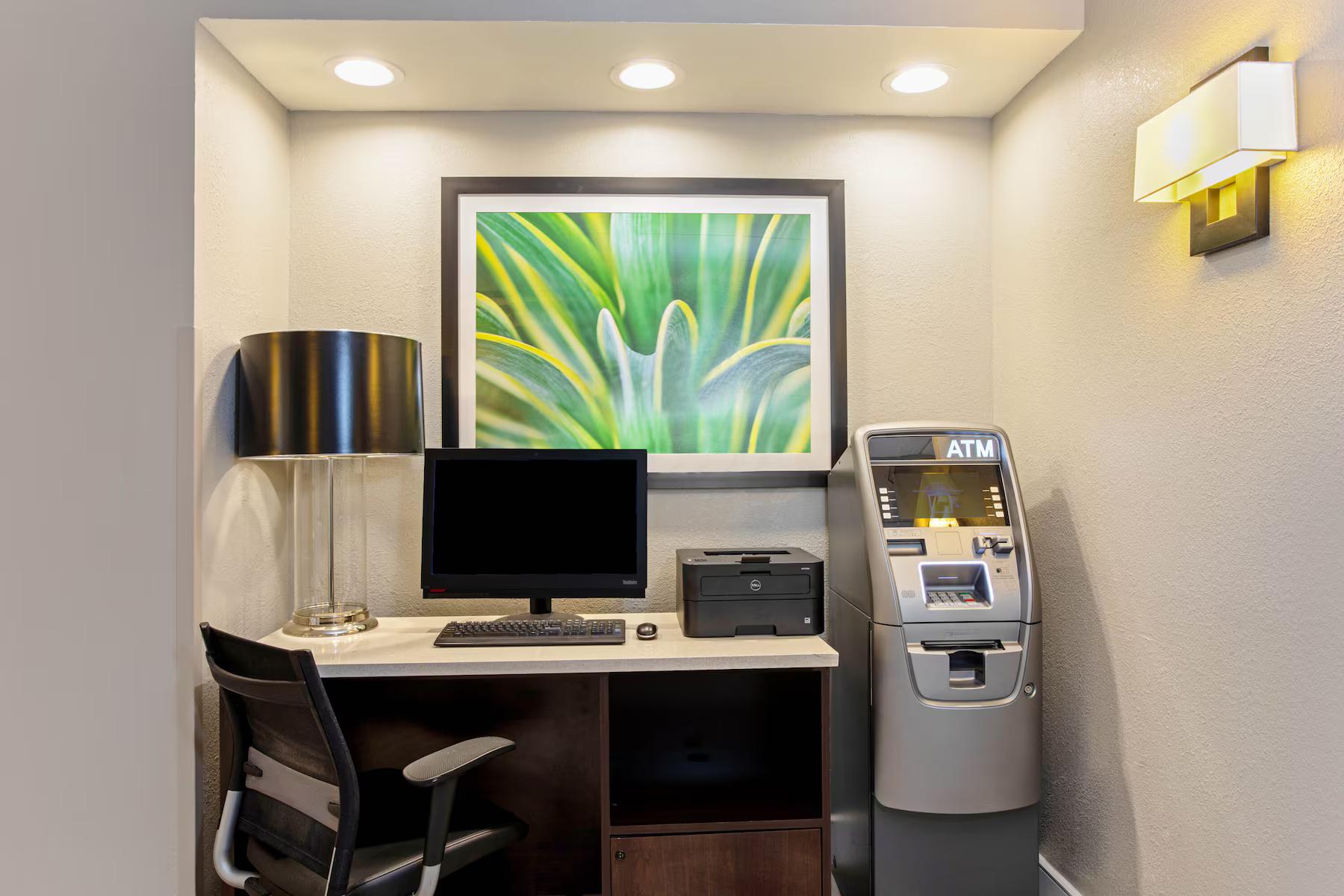 La Quinta Inn & Suites by Wyndham Orlando Airport North